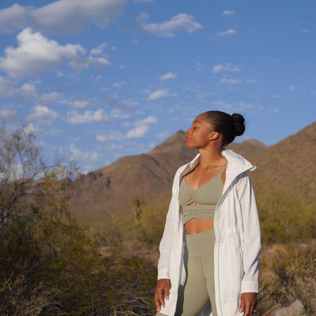 アリソン・フェリックスのインスタグラム：「My friends at @airbnb treated me to this past magical trip and wanted to share my favorite memories: I’ve always wanted to do a mini road trip with my family. We set out to Arizona where I was able to focus on my training, work on some exciting projects and explore new, beautiful surroundings with my husband and daughter. The sweetest memory was the drive home - being in the moment with my family and taking in the breathtaking sunset, can’t wait to return 🌵✨」