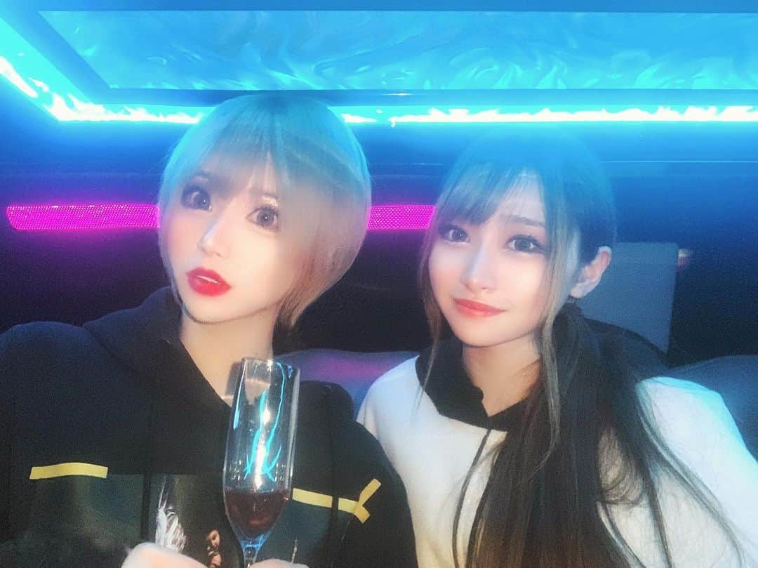 侑季美怜のインスタグラム：「毎日いろんな人と出会って話して こんな素敵な楽しい仕事ができるなんて、  1年以上ニートしてた私には夢みたいな時間を 過ごさせてもらっています💞  本当に毎日楽しいし、 復帰できて嬉しいし、  何よりも待っててくれた人が いるってことが感謝です😭✨  4月も残り半分！誰よりも楽しんで行きます💞  ほんま時間経つの早すぎな🤨  今日も21:00〜オープンしております🎉  渋谷バー　【Nya-ro】  　{時間｝ 　21:00〜5:00  ｛2時間飲み放題} 　男性　6,000円 　女性　3,000円 　※ ショット、シャンパンは別料金です🥂  〒150-0043 東京都渋谷区道玄坂2-17-3 SGビル3階　Nya-ro  ※ 3階のエレベーター降りて右側の黒いドアです🚪  場所が分かりづらいと思うので、連絡頂ければ近くまで迎えに行きます💨  お気軽にお立ち寄りください☀️  心からお待ちしております💕」