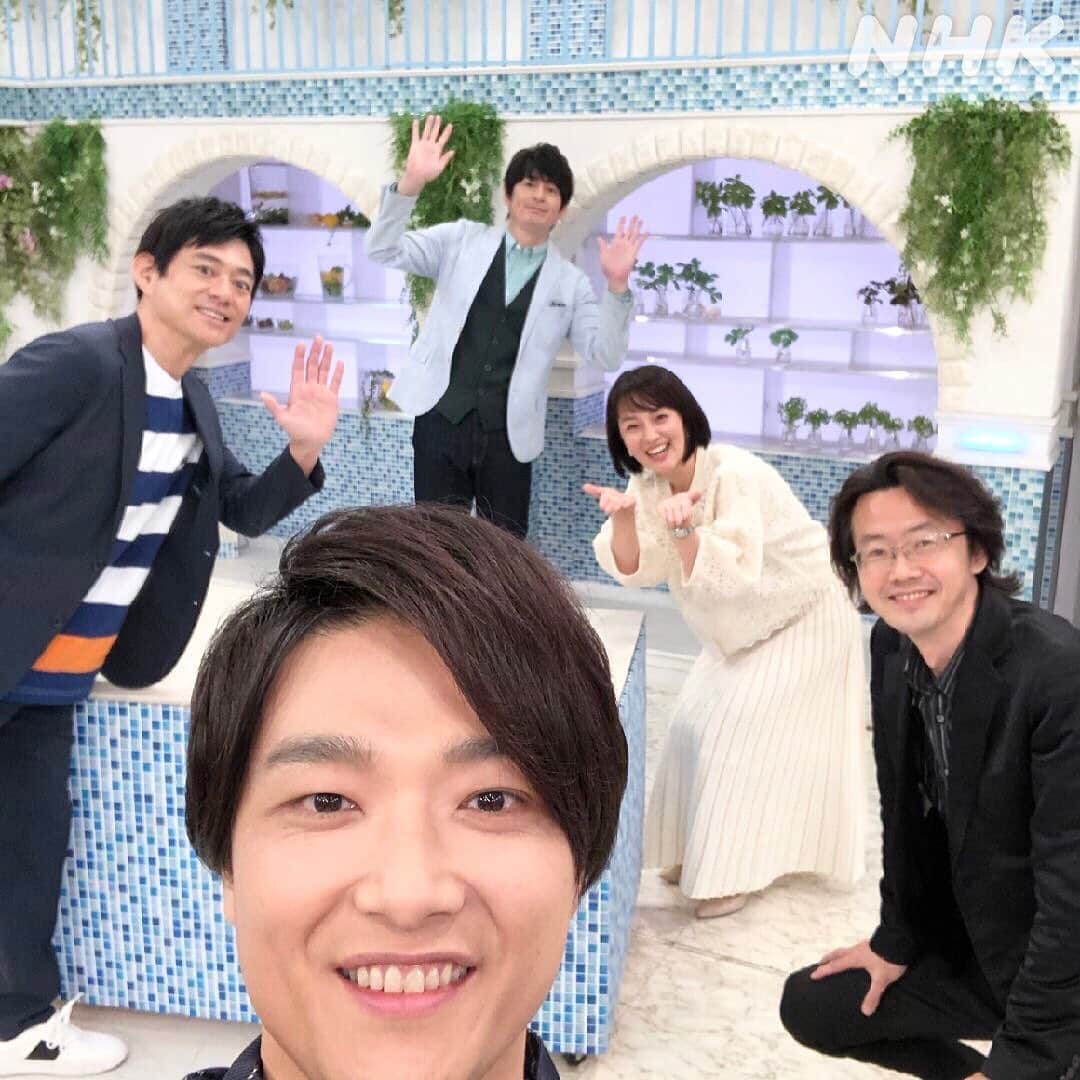 あさイチさんのインスタグラム写真 - (あさイチInstagram)「鈴木奈穂子です。  本日のプレミアムトークは、井上芳雄さん！  自然体で軽快なトークから一転、 スタンバイが完了すると顔つきがスッと変わって、 スタジオが一瞬でミュージカル会場のように。  パワフルなのに優しい歌声！ 聞き終わったあとは、 なんだか夢の中にいるようでした✨  小学生からの夢をかなえて、さらに後輩たちが しっかりついてこられるような道を歩み続ける ミュージカルへの思いをひしひしと感じました。  ちょいちょい出てくる「ブラックよしお」も なんとも魅力的。  いつまでも聴いていたい時間でした😌 ありがとうございました！  #1週間頑張ってよかった #井上芳雄 さん #ミュージカル界のプリンス #元祖 #プレミアムトーク #サウンドオブミュージック #エリザベート #最後のダンス #瑠璃色の地球 #はやウタ #ブラックよしお 😆 #ピアノ #大貫祐一郎 さん #🎹  #博多華丸大吉  #鈴木奈穂子 アナ #nhk #あさイチ #8時15分から」4月16日 16時44分 - nhk_asaichi