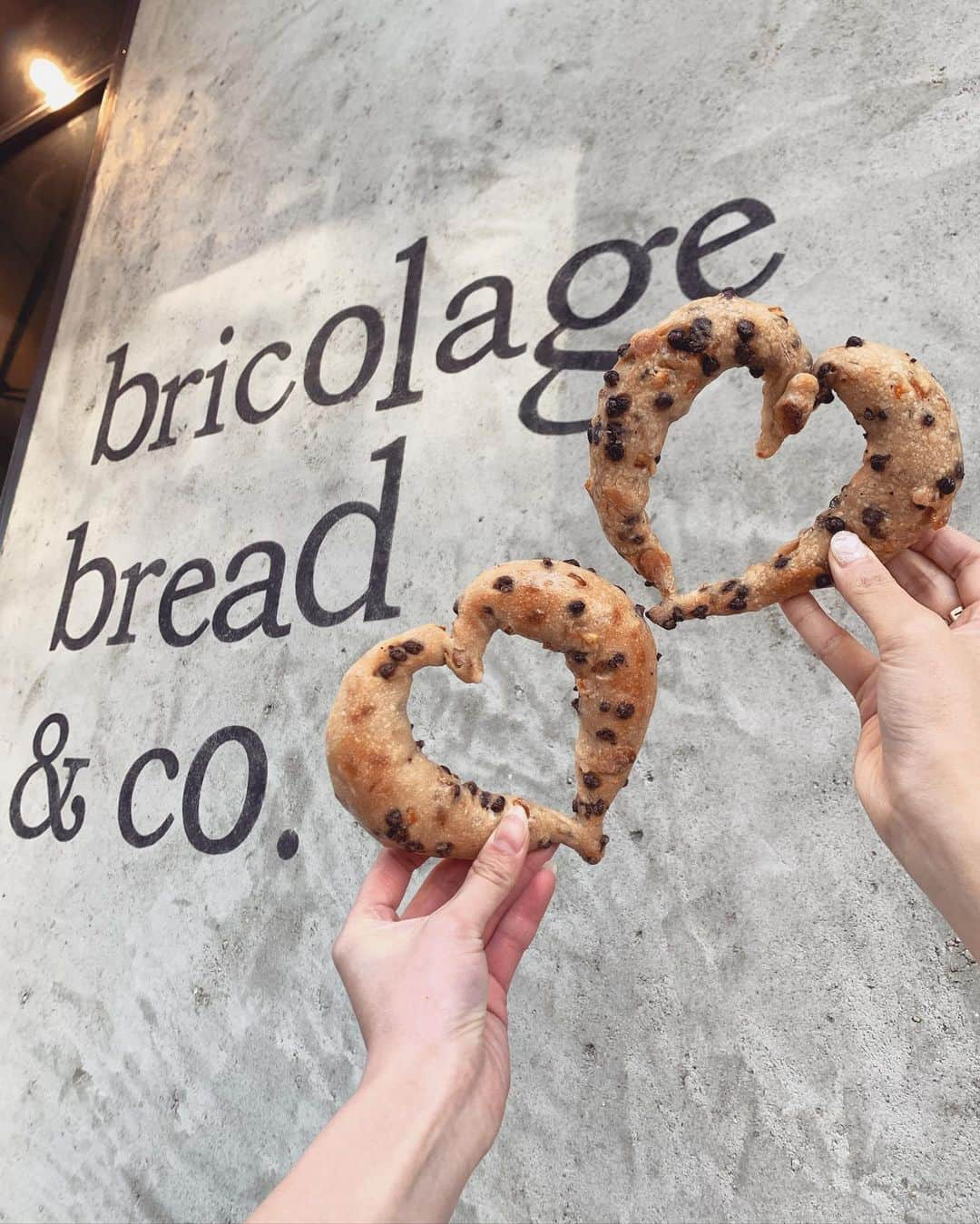 関根ささらさんのインスタグラム写真 - (関根ささらInstagram)「bricolage bread & co.🥐♡ . . 六本木にあるお洒落なパン屋さん💗 このパンがモチモチでめちゃくちゃ美味しかった…！🍫🥖 . . #コーデ記録 👗💚 #onepiece : #lilybrown @lily_brown_official  #boots : #zozotown @zozotown  #bag : #grl @grl_official  . . #ootd #outfitoftheday #outfits #outfit #春コーデ #カチューシャ #リリーブラウン #カフェ巡り #六本木カフェ #六本木グルメ #パン屋さん #パン屋さん巡り #ベーカリー #ベーカリーカフェ #bakery #bakerycafe #bakeryshop #roppongi #roppongihills #roppongicafe #cafe #cafestagram #テラス席」4月16日 16時55分 - sasarasekine