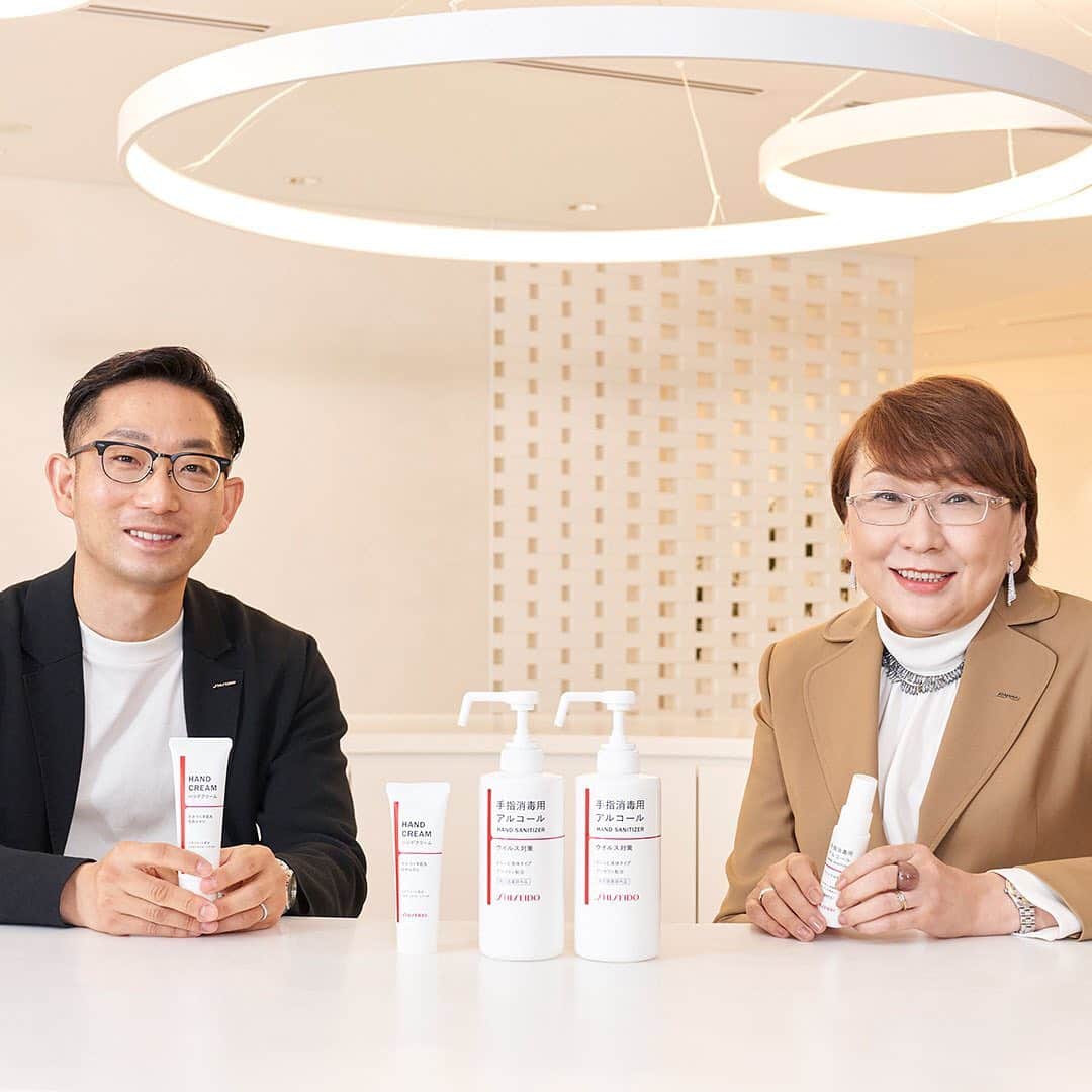 資生堂 Shiseido Group Shiseido Group Official Instagramさんのインスタグラム写真 - (資生堂 Shiseido Group Shiseido Group Official InstagramInstagram)「The Shiseido Hand in Hand Project launched on February 1. Here are interview excerpts from 2 project leaders.  Ishikawa: “Identify what medical professionals really need, and agilely respond.” That is Shiseido’s ambition as a beauty company. What can Shiseido do to convey our gratitude and respect to medical professionals? This was the starting point of the project.  Yanagiuchi: Each member spontaneously took action sharing the same feeling, that was a driving force. The number of business partners supporting the project reached 1,539 as of the end of March.  Ishikawa: Regardless of where we work and what we do, we are united to continue to “Deliver Beauty,” belie​ving in the power of cosmetics and beauty, as well as thinking about what each of us can do now.   More details: https://bit.ly/3dkqFnZ  More Shiseido initiatives in the fight against COVID-19: https://bit.ly/3sroinM  Photo 1: Kiyotaka Yanagiuchi, Deputy Senior Vice President, Premium Brand Division, Shiseido Japan Co., Ltd. Photo 2: Yukiko Ishikawa, Chief Marketing Officer, Shiseido Japan Co., Ltd. who supervises the project (right)  #資生堂handinhand #手守り習慣で手助けを #資生堂 #shiseido」4月16日 16時58分 - shiseido_corp