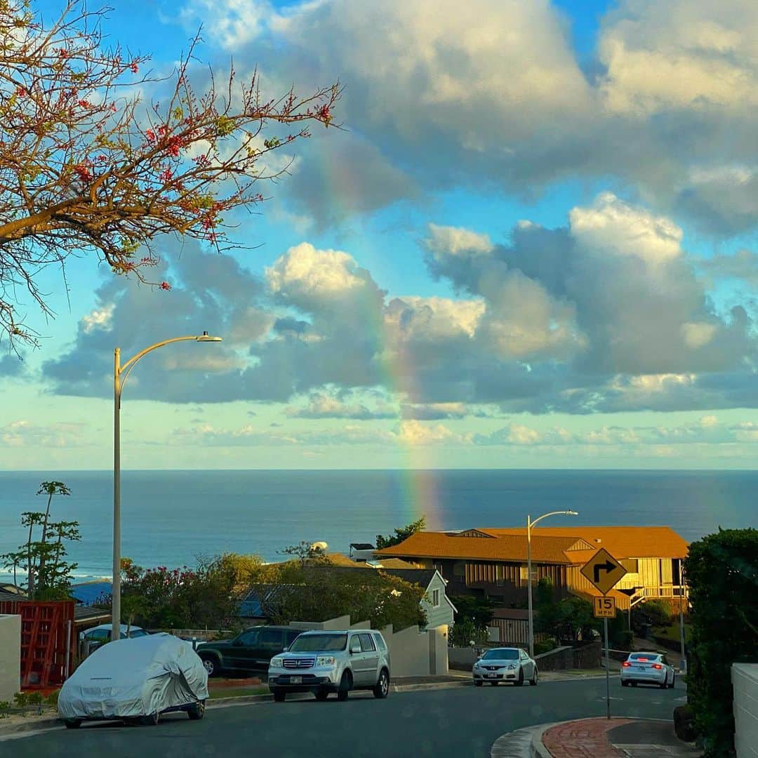 マキ・コニクソンさんのインスタグラム写真 - (マキ・コニクソンInstagram)「今日も午後に虹🌈ちゃまが顔を出してくれました！Yay!!   最近は朝より午後 それもサンセットタイム前 ぐらいによく顔を出してくれます！🌈😊 それがキラキラ綺麗なんだっ！✨✨  Rainbow makes me happy!! 😊 とっても綺麗だったからハワイから 🌈ちゃまのおすそ分け！🤙🏼  #エアハワイ🌺  #ハッピーレインボーのおすそ分け🌈」4月16日 17時16分 - makikonikson