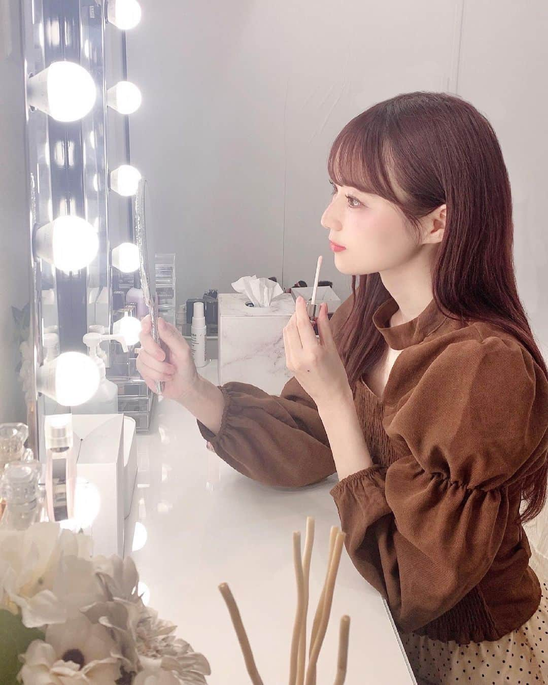 小越しほみさんのインスタグラム写真 - (小越しほみInstagram)「先日はじめてメイクレッスンを 受けてきました💄 ・ マツエクやめてからメイク迷子になってたから プロの意見を聞けてすごくためになった🥺✨ ・ いつものメイクにプラスして教えてくれるから取り入れやすいし ちょっとしたことでこんなに変わるんだなぁとびっくり！ ・ 細かい要望にも応えてもらえるから 楽しすぎて永遠にできそうだった😂 ・ 涙袋メイクに特に感動… @jouilr さんありがとうございました🥰 ・ ・ ・ ・ ・ #jouilr #makeup #make #pr #beauty #東日本橋美容 #メイクレッスン東京 #プライベートサロン東京 #浅草橋美容 #元美容部員 #トリドリベース #メイクレッスン #メイク #美容レポ #stella_tokyo #チョーカートップス」4月16日 17時55分 - shihomi1129