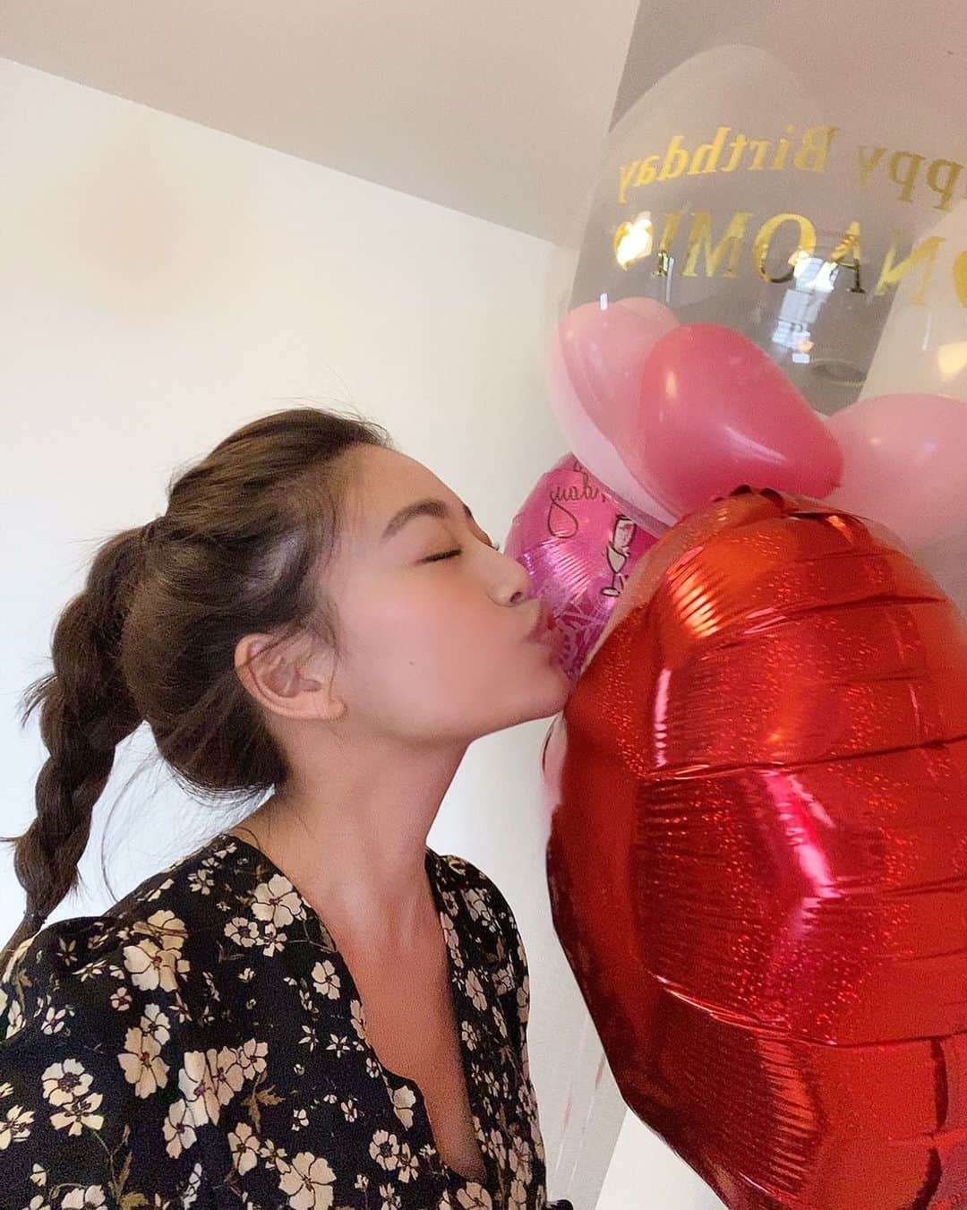 安斉奈緒美さんのインスタグラム写真 - (安斉奈緒美Instagram)「本日29歳の誕生日を迎えました🥰 Twitterやメッセージへのコメント読みました！とっても嬉しくて一日中ニヤニヤ止まりません！ なんて最高な日なんだろ😆  29歳もフッ軽に楽しいことをまたたくさん知っていければいいな！  皆んな愛してます！ これからもよろしくお願いします😆  びっぐらぶ！！  Naomi」4月16日 18時20分 - naomiyogachan