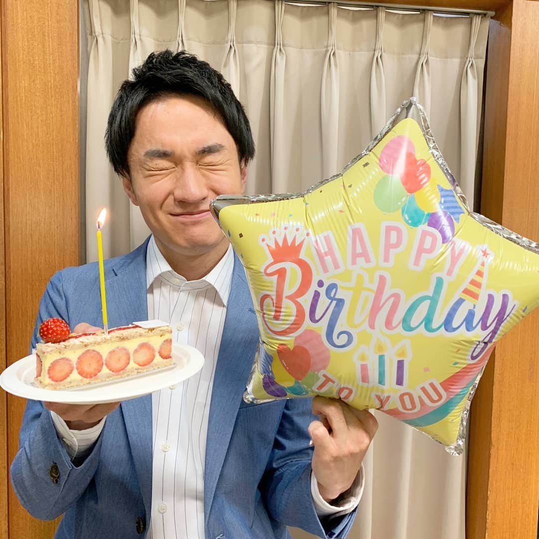 のインスタグラム：「渡部峻アナウンサーの誕生日🎂✨﻿ ﻿ 15日に25歳になり、﻿ 金曜日メンバーでお祝いしたときの写真が届きました📷️✨﻿ ﻿ 峻くん嬉しそうですね☺️﻿ ﻿ お誕生日おめでとう‼️﻿ これからも峻くんらしく頑張ってね😆﻿ ﻿ ﻿ 皆川﻿ ﻿ #誕生日﻿ #おめでとう﻿ #渡部峻﻿ #金井憧れ﻿ #山形純菜﻿ #アナウンサー﻿ #よなおまほ﻿ #與猶茉穂﻿ #気象予報士﻿ #はやドキ﻿ #tbs」