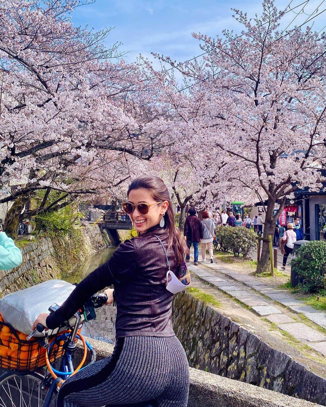 メロディー洋子のインスタグラム：「My first time being in Kyoto during cherry blossom season and it is so beautiful. I am so happy being surrounded by all of the beautiful nature. We biked around the whole city searching for the best Sakura! Thank you Kyoto 🙏🏽❤️ I can’t wait to go back again.   京都で花見🌸　初めて京都で桜を見れて、本当に嬉しかった。どこに行っても花が咲いてていっぱいエネルギーを貰いました！とてもハッピーでした！また行きたいです！ありがとう京都。ありがとう桜〜💗」