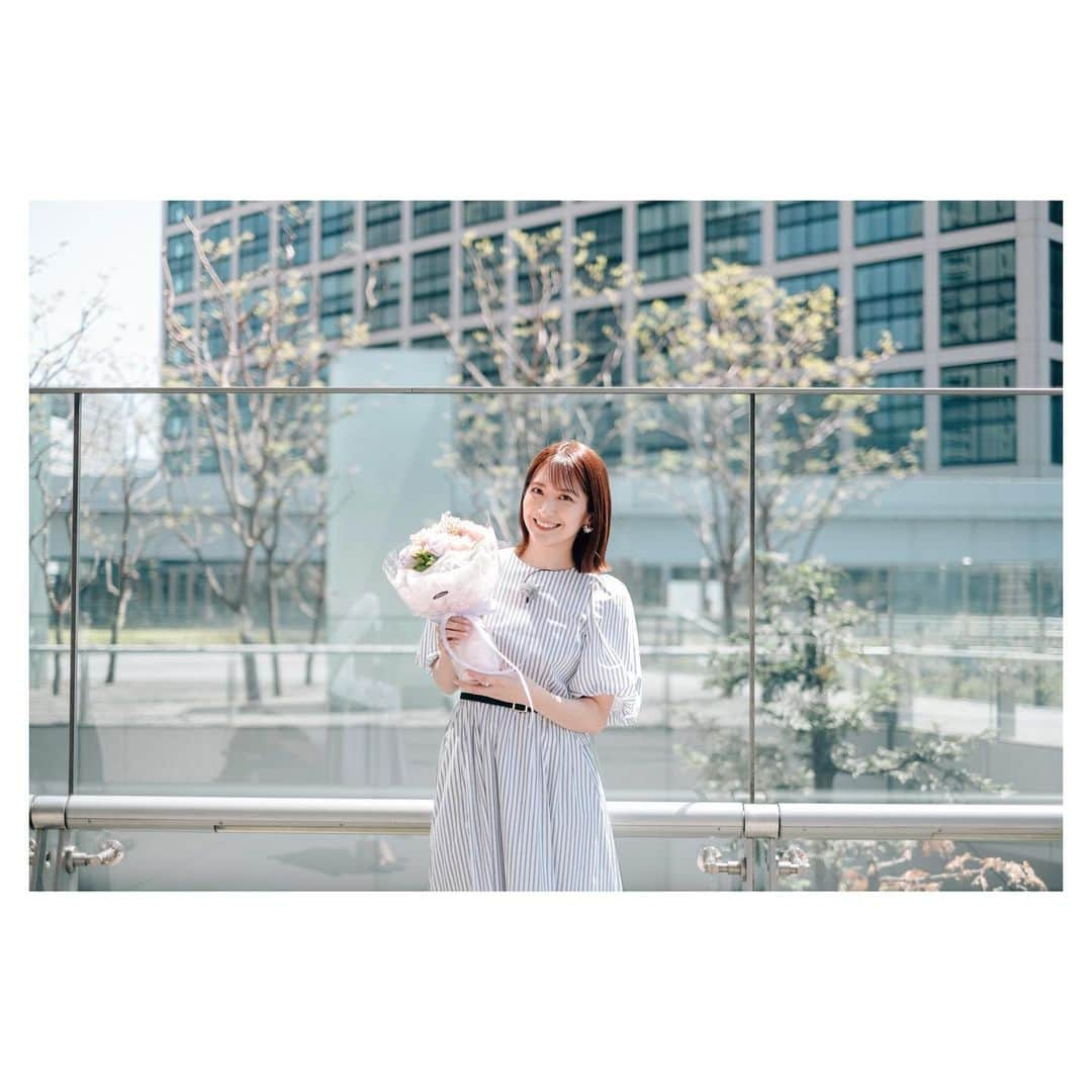 笹崎里菜さんのインスタグラム写真 - (笹崎里菜Instagram)「💐 今日で29歳になりました！ 引き続き、清く正しく美しく。なんちゃって🥱 何よりも心と身体の健康第一☝️ これからもよろしくお願いします🥺🍋 あと！Twitter始めました🌱✨ ブツブツと独り言をぼやいていこうと思います✍️💬 #新しいことにチャレンジ #飽き性なのでお手柔らかに #お花はスタイリストさんから #毎年ありがとうございます #そして隣はいつも安定の尾崎さん」4月16日 19時00分 - rina_sasazaki