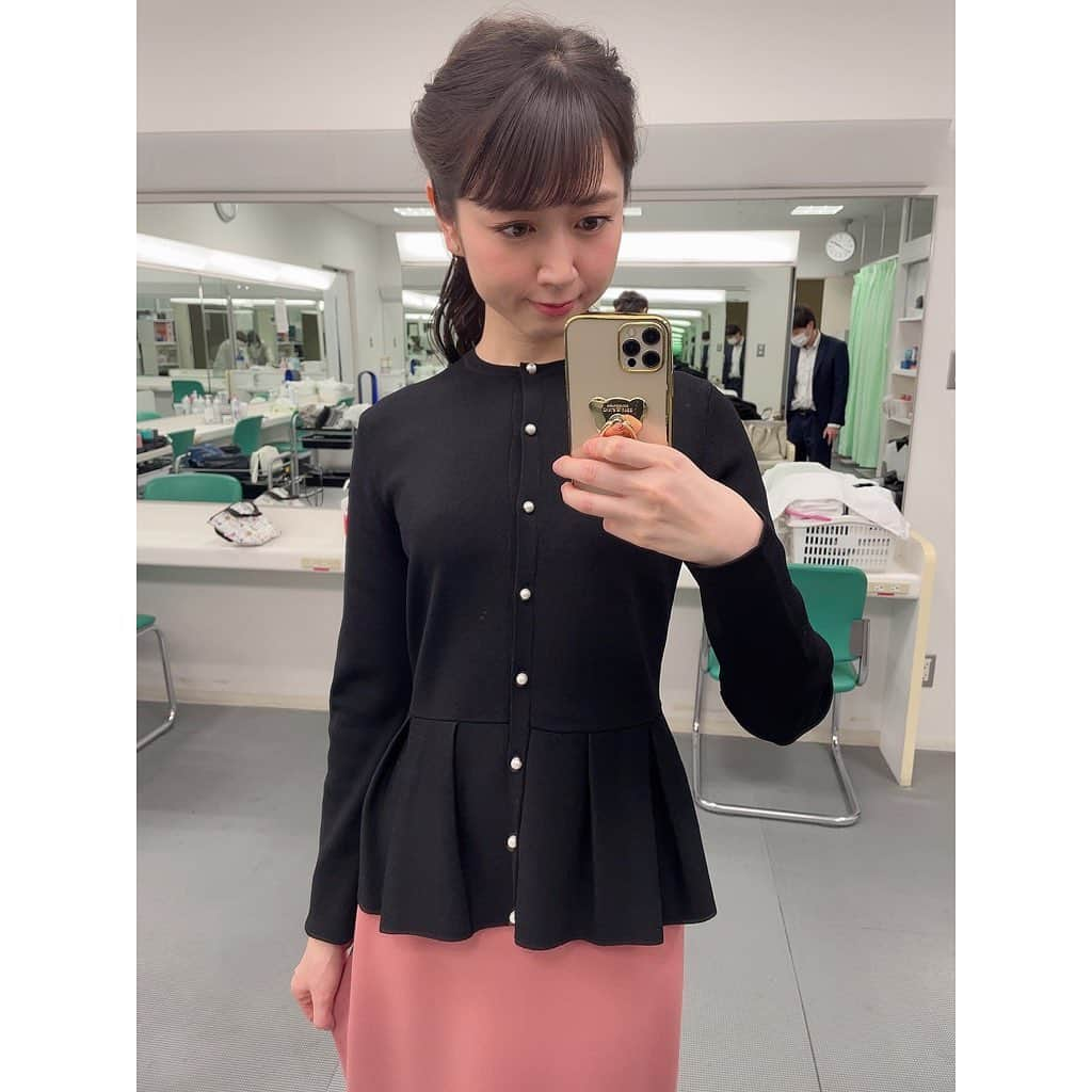 寺田ちひろさんのインスタグラム写真 - (寺田ちひろInstagram)「💕衣装💕﻿ ﻿ またまた『日テレNEWS24』で着た衣装です✨﻿ ﻿ 1枚目 : M-premierRBLACKさん(@m_premier_jp)﻿ のブラウスとプリーツスカート💕﻿ ﻿ 首もとのフリルと、﻿ パフスリーブがかわいくてツボでした🥰﻿ ﻿ 映るとこんな感じ(2枚目)✨✨﻿ ﻿ ﻿ 3枚目 : Aveniretoileさん﻿ (@aveniretoile)﻿ のペプラムカーディガン💕﻿ ﻿ 大人かわいかった！😆﻿ ﻿ ﻿ 明日土曜日もN24を担当します✨﻿ 早朝〜15時くらいまで🌤﻿ ﻿ お時間の合う皆さま、﻿ ぜひご覧ください☺️🧸﻿ ﻿ ﻿ #日テレnews24 #n24 #日本テレビ #衣装 #m_premier #m_premierblack #aveniretoile #気象予報士 #防災士 #フリーアナウンサー #セントフォース」4月16日 19時01分 - chihiro_terada1223