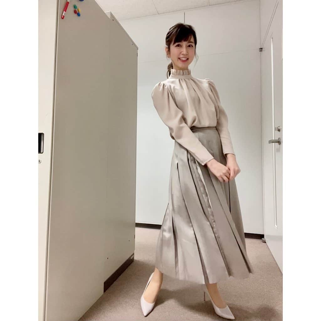 寺田ちひろのインスタグラム：「💕衣装💕﻿ ﻿ またまた『日テレNEWS24』で着た衣装です✨﻿ ﻿ 1枚目 : M-premierRBLACKさん(@m_premier_jp)﻿ のブラウスとプリーツスカート💕﻿ ﻿ 首もとのフリルと、﻿ パフスリーブがかわいくてツボでした🥰﻿ ﻿ 映るとこんな感じ(2枚目)✨✨﻿ ﻿ ﻿ 3枚目 : Aveniretoileさん﻿ (@aveniretoile)﻿ のペプラムカーディガン💕﻿ ﻿ 大人かわいかった！😆﻿ ﻿ ﻿ 明日土曜日もN24を担当します✨﻿ 早朝〜15時くらいまで🌤﻿ ﻿ お時間の合う皆さま、﻿ ぜひご覧ください☺️🧸﻿ ﻿ ﻿ #日テレnews24 #n24 #日本テレビ #衣装 #m_premier #m_premierblack #aveniretoile #気象予報士 #防災士 #フリーアナウンサー #セントフォース」