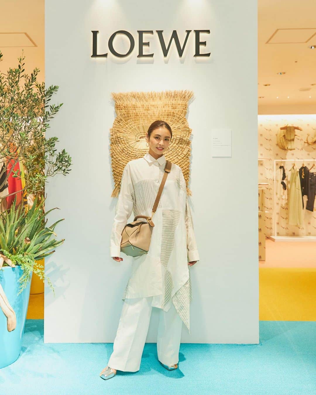 のインスタグラム：「伊勢丹新宿2Fで開催中の 🌴「LOEWE Paula's Ibiza」🌴 かごバッグの新作や限定品はもちろん、ウエア、アートも、キャンドルも🌴  ポップアップの日の様子は来週YouTubeにもアップする予定です☺️🌴  #LOEWE  #paulasibiza」