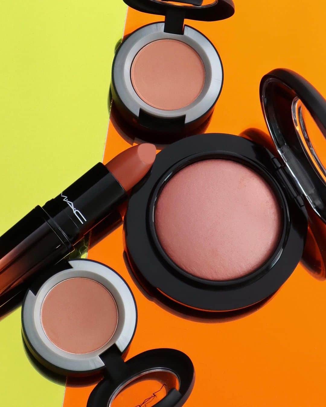 M∙A∙C Cosmetics Japanのインスタグラム：「ひとぬりで、ぷるんとラブリーな唇へ！ 🆕ラブ ミー リップスティックから、 オレンジのワット アイ セイ ゴーズに合わせたメイクルックご紹介🌸✨ ㅤ 《使用製品》 ＊LIPS ☑︎ラブ ミー リップスティック ワット アイ セイ ゴーズ ＊EYES ☑︎パウダー キス アイシャドウ ストライク ア ポーズ ☑︎パウダー キス アイシャドウ マイ トゥイーディ ＊BLUSH ☑︎M·A·C ミネラライズ ブラッシュ ニュー ロマンス ㅤㅤ Shot by M·A·C EVENT ARTIST Hatsuo Arisaka @hatsuo_mua ㅤ #MACLOVEME #MACラブミー #オレンジメイク #オレンジリップ」