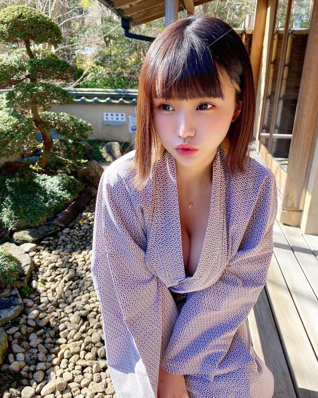 みもれもんさんのインスタグラム写真 - (みもれもんInstagram)「Good evening ~ 🌠  A photo of a yukata tamaga 👘❤️  Do you like yukata? ・ ・ こんばんは〜🌠 たまには浴衣の写真でもどぅぞぉ👘💓 浴衣、、すきですか〜？？ ・ ・  #みもれもん #インスタグラビア #カメラ #ショートヘア #ボブ #Japan #日本女孩 #fashion #大人女子 #浴衣 #浴衣女子 #温泉女子」4月16日 19時27分 - mimore_mon0929