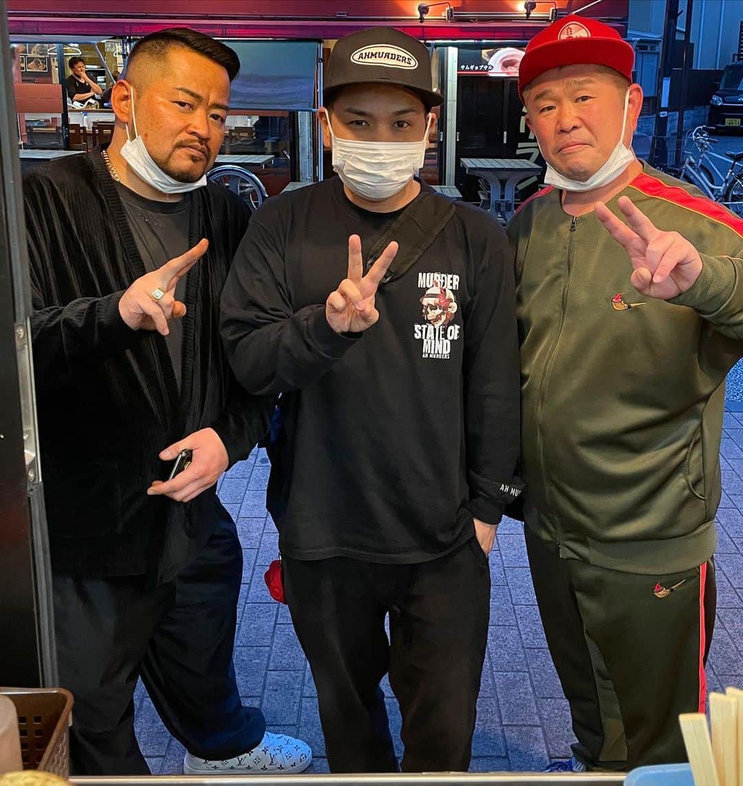 Juniorのインスタグラム：「モンキーさんとファットさんに挟まれて📸  #ズンズンチャンネル」