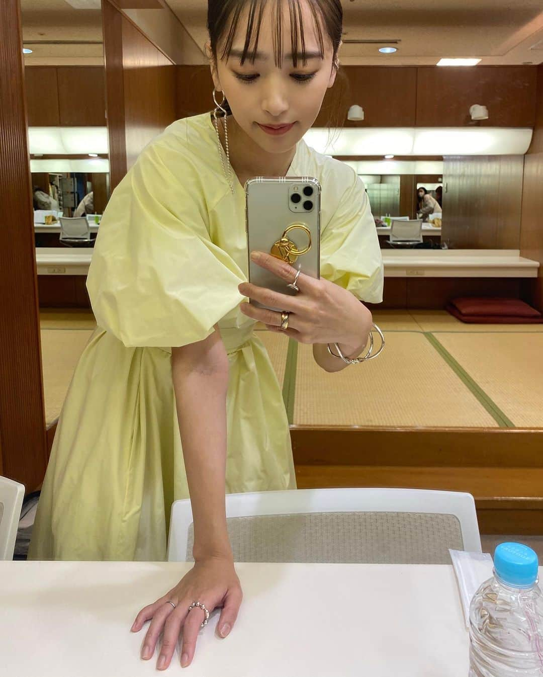 近藤千尋さんのインスタグラム写真 - (近藤千尋Instagram)「今週もお疲れ様でした🥰 ラヴィット、生放送も　 ありがとうございました☺️⭐️ いつも賑やかな金曜メンバー🤣 くら寿司食べたくなったな~！！ ランキング1位当てた記念日☺️笑  学校お迎えに行き、 お友達と公園に行き 帰ってきたら2人ともグズグズ🤣♥️ どっちかを抱っこするとどっちかが 怒り泣く負のループ。笑 だから、結果ダブル抱っこだよね😀 THE 金曜日😍👌 こんな日は子供はハヤシライスで 私たち夫婦はウーバーしよう♥️笑  TBS『ラヴィット』 衣装クレジットです♥️  ワンピース @brandnews_press  アクセサリー @e.m.portrait  ブーツ @dianashoespress」4月16日 19時35分 - chipichan.1215