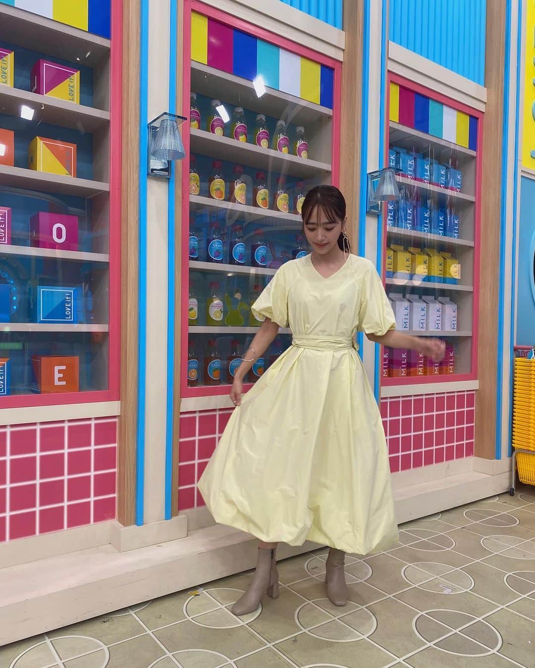 近藤千尋のインスタグラム：「今週もお疲れ様でした🥰 ラヴィット、生放送も　 ありがとうございました☺️⭐️ いつも賑やかな金曜メンバー🤣 くら寿司食べたくなったな~！！ ランキング1位当てた記念日☺️笑  学校お迎えに行き、 お友達と公園に行き 帰ってきたら2人ともグズグズ🤣♥️ どっちかを抱っこするとどっちかが 怒り泣く負のループ。笑 だから、結果ダブル抱っこだよね😀 THE 金曜日😍👌 こんな日は子供はハヤシライスで 私たち夫婦はウーバーしよう♥️笑  TBS『ラヴィット』 衣装クレジットです♥️  ワンピース @brandnews_press  アクセサリー @e.m.portrait  ブーツ @dianashoespress」