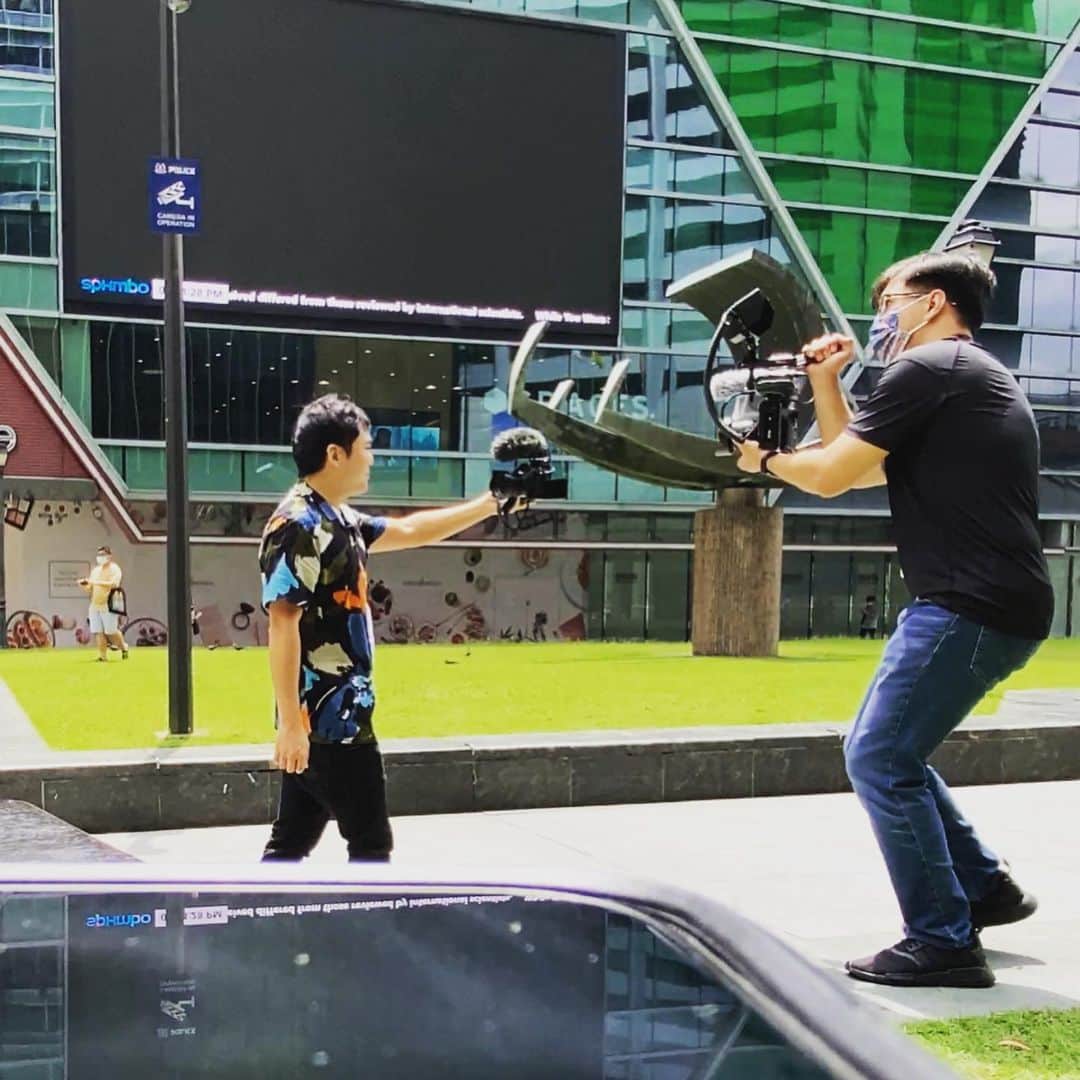 ジブリおじさんのインスタグラム：「It’s official - I’m hosting 4 episodes on Singapore’s TV series, On The Red Dot! It’s a TV show focusing on local matters which will also be uploaded on YouTube. Really grateful of this opportunity! The filming has already started, and oh boy, it’s so different from YouTube.  First of all, they provided me wardrobes. Like 7 different outfits. I also learned how to do basic makeup. But the biggest difference is the amount of effort and time put into creating the show. It is extraordinary. Hopefully I can learn a lot and make use in my channel as well.  The 1st episode is planned to be aired on Channel 5, May 28 9:30pm. Let’s watch it together! I feel a lot of pressure but hopefully it goes well!  テレビ出ます！シンガポールのローカル番組On The Red Dotという番組で、ホストとしてシンガポールの手作り職人を取材するのが役目です。 YouTubeと色々違うのでプレッシャーは感じますが、楽しみつつ、この経験をYouTubeチャンネルにも活かしたいと思います。 全4話のうち、第一話は5月28日21:30、チャンネル5にて放送されます。シンガポールに住んでいない人も、後日YouTubeでアップロードされるのでご覧頂けます。いつも応援、感謝しています。今後もよろしくお願いします😁（いつか日本のテレビにも…！）  #channel5 #cna #channelnewsasia #onthereddot #シンガポール #テレビ」