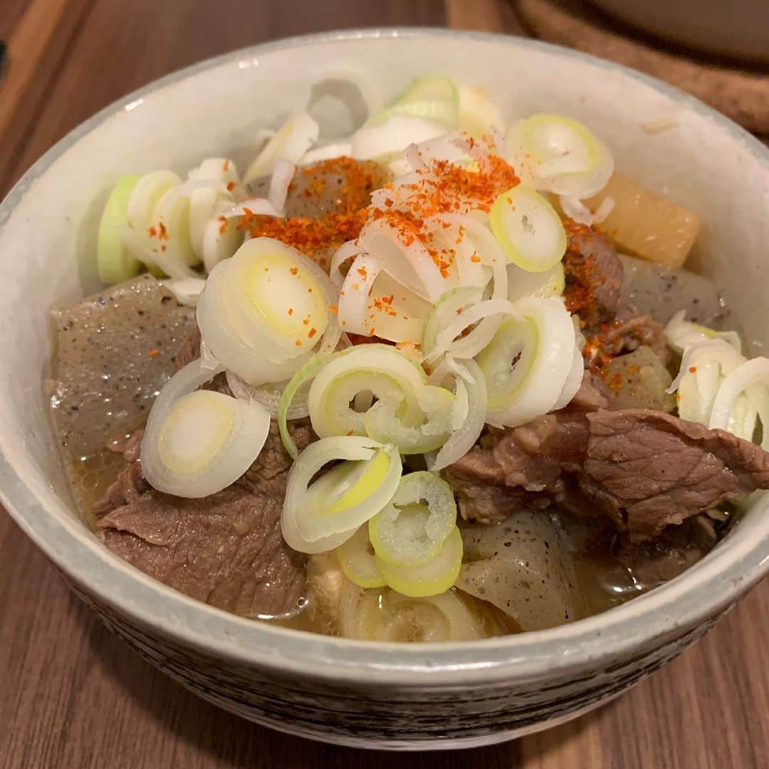 内山信二のインスタグラム：「奥さんが作った牛すじ煮込み‼️  マジうま山〜　お店出せるレベル  結婚して良かった〜😆😆😆」