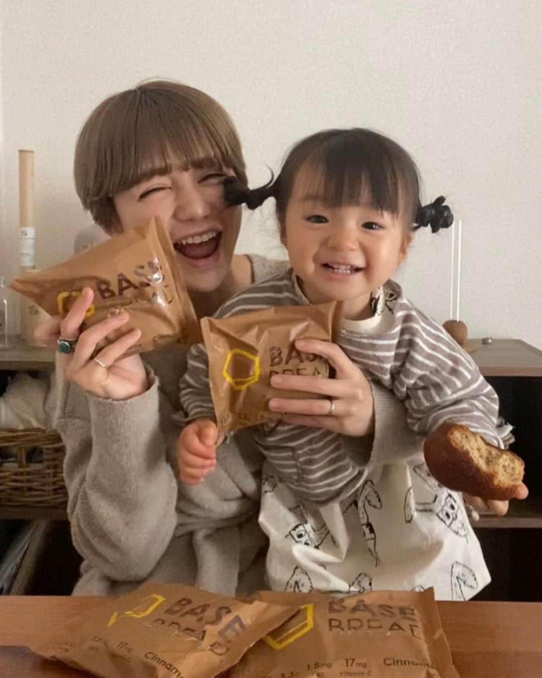 長谷川あやのインスタグラム：「🥐🥐🥐#basefood #basebread#basefoodlife#pr ・ ・ ・ 娘との朝活はパンの取り合い👧⚡️👩‍🦰笑 ・ 急いでいるときにも 必要な栄養はしっかりと摂りたいなと思い 主食を @basefood_tokyo にしてみました✌️ ・ 腹もちもいいので私は無駄な間食が減りました✨」
