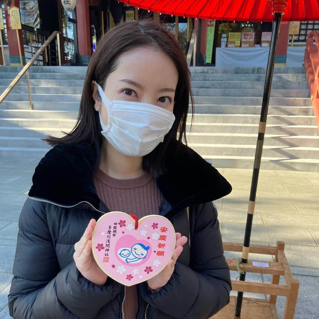 天明麻衣子のインスタグラム：「まだ冬の時期に、戌の日の安産祈願に行ってきました！ 御祈祷の予約ができたし、寒くない待合室みたいなところも用意されていて、これなら妊婦でも辛くなくていいな〜と😊  そしてとにかく安産祈願の絵馬が可愛くて！御利益あるといいな💕多摩川が見下ろせて、晴れた日はとても眺めの良い素敵な神社でした⛩  #戌の日 #戌の日安産祈願 #安産祈願 #多摩川浅間神社 #絵馬が可愛いすぎ #御利益ありますように」
