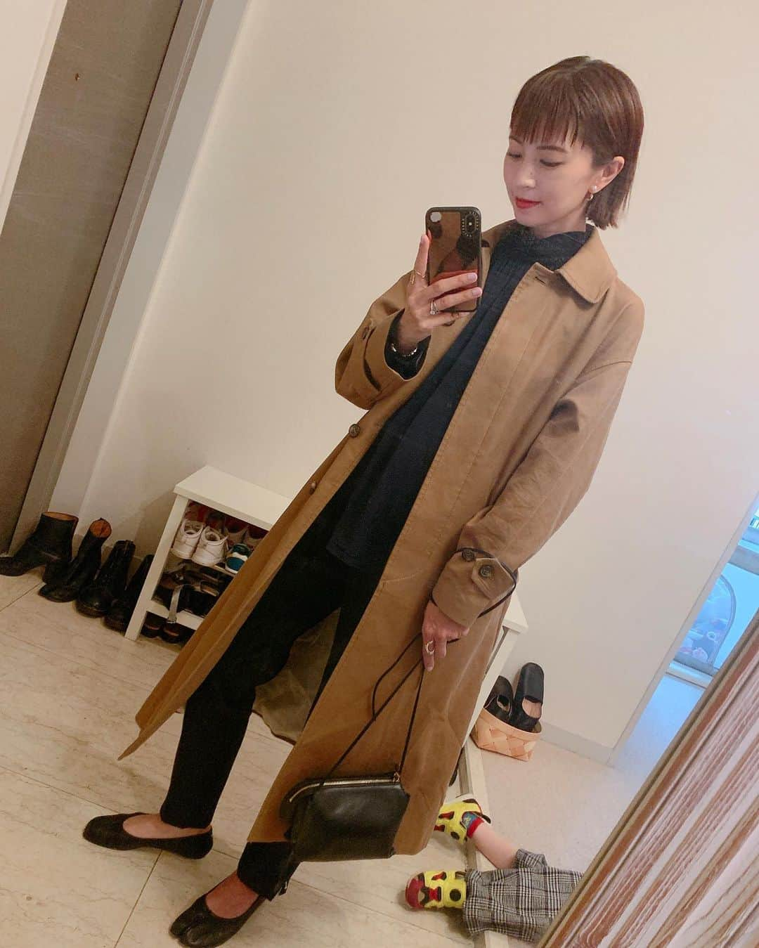 安田美沙子さんのインスタグラム写真 - (安田美沙子Instagram)「昨日の私服✨ 幼稚園の、説明会があったので一応ネイビー×ネイビー☺️ そして、足元はやっぱり足袋シューズ。 フラットは、ベージュに続き2足目。 幼稚園に履くんだ(言い訳)という理由で2足目を買いました❤️  息子は幼稚園が疲れたらしく、帰ると、甘えてぐだぐだします。笑 刺激が毎日だよね！でもね。。ママも一緒やで！！  coat.. @florent___official  shirts、bag.. @therow pants.. @beautifulpeople_officialsite  shoes.. @maisonmargiela」4月16日 20時24分 - yasuda_misako