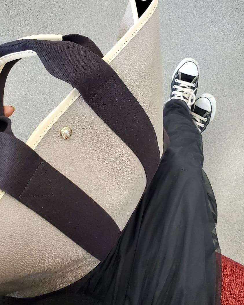 CHIHARUさんのインスタグラム写真 - (CHIHARUInstagram)「ありそうでなかったグレーのトートバッグ。新鮮すぎてとにかく黒コーデに合わせたい😍と思って合わせたらかなりしっくり。メンズライクな服装にももってこいなので男性も兼用で使えそうです😊😚👜  週末限定でBreathのバッグが2,000円offだそうです😌  #breath_topkapi #breath#ブレス @breath_topkapi」4月16日 20時18分 - 10090725c