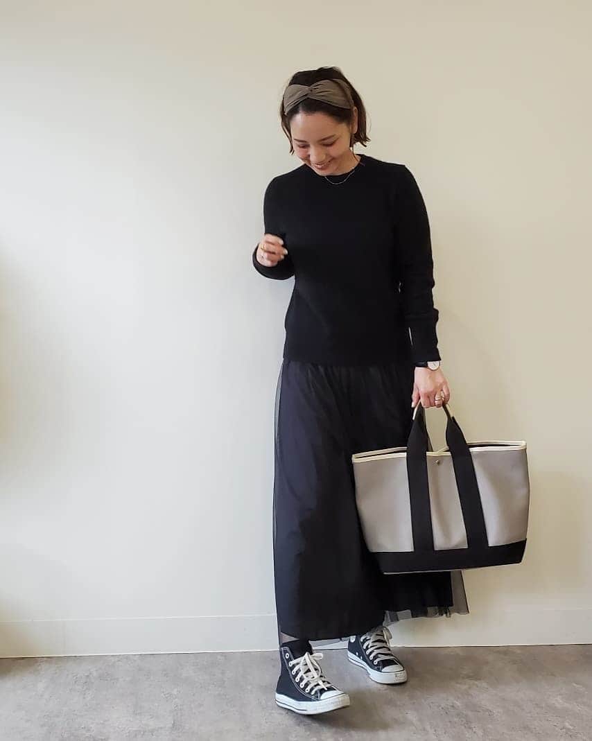 CHIHARUさんのインスタグラム写真 - (CHIHARUInstagram)「ありそうでなかったグレーのトートバッグ。新鮮すぎてとにかく黒コーデに合わせたい😍と思って合わせたらかなりしっくり。メンズライクな服装にももってこいなので男性も兼用で使えそうです😊😚👜  週末限定でBreathのバッグが2,000円offだそうです😌  #breath_topkapi #breath#ブレス @breath_topkapi」4月16日 20時18分 - 10090725c