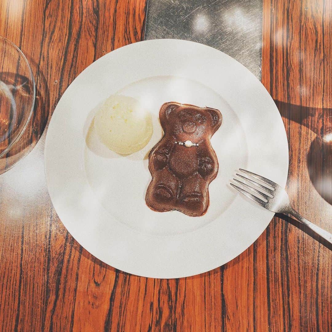 有村藍里さんのインスタグラム写真 - (有村藍里Instagram)「可愛いケーキの誘惑がたくさんあったけど 、昔から憧れていたくまショコラを選びましたとさ。」4月17日 1時51分 - arimuraairi