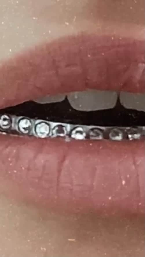 リュプカ・ゴイッチのインスタグラム：「Danas ne GRILLZem, danas se samo smijem 😀 @grillz__hr x @stimac.dentalcenter 💜」