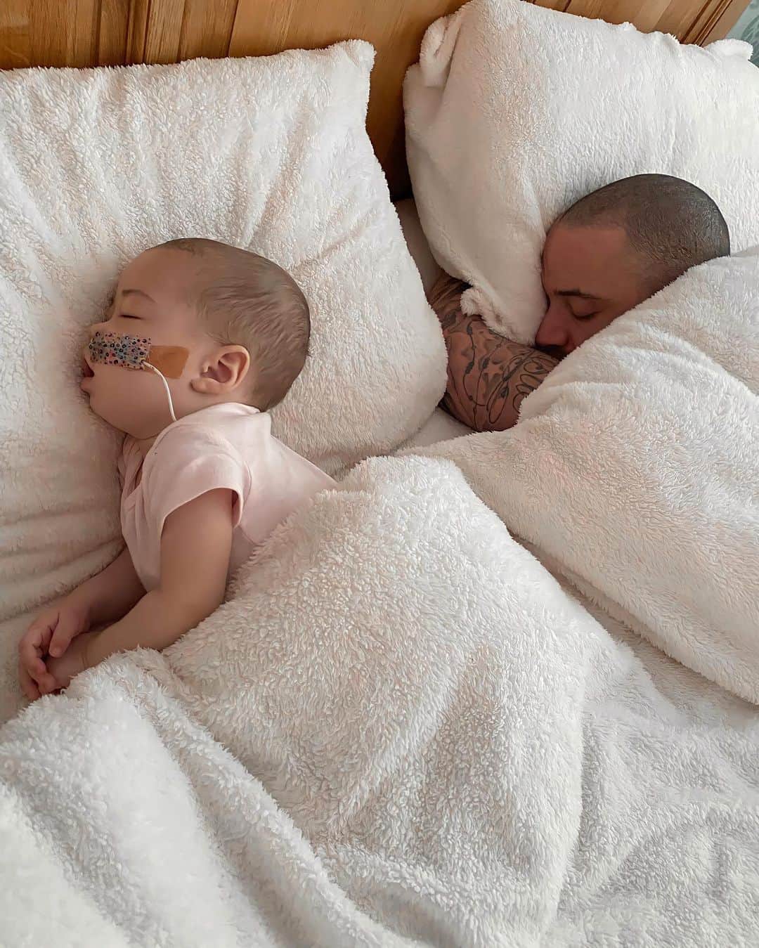 アシュリー・ケインのインスタグラム：「Morning ✨ - Don’t count the days, make the days count. ❤️  Truth be told, there’s not so much playtime right now but we make up for it with naps and lots of snuggles. Pretty much anything that makes her the happiest and most settled. 🙏🏾  We have always been like two pees in a pod and wherever she is I’m not far away. I think that’s where we both feel most comfortable. 😌  Truly blessed for another day with you baby, keep surprising us! 🙏🏾❤️」