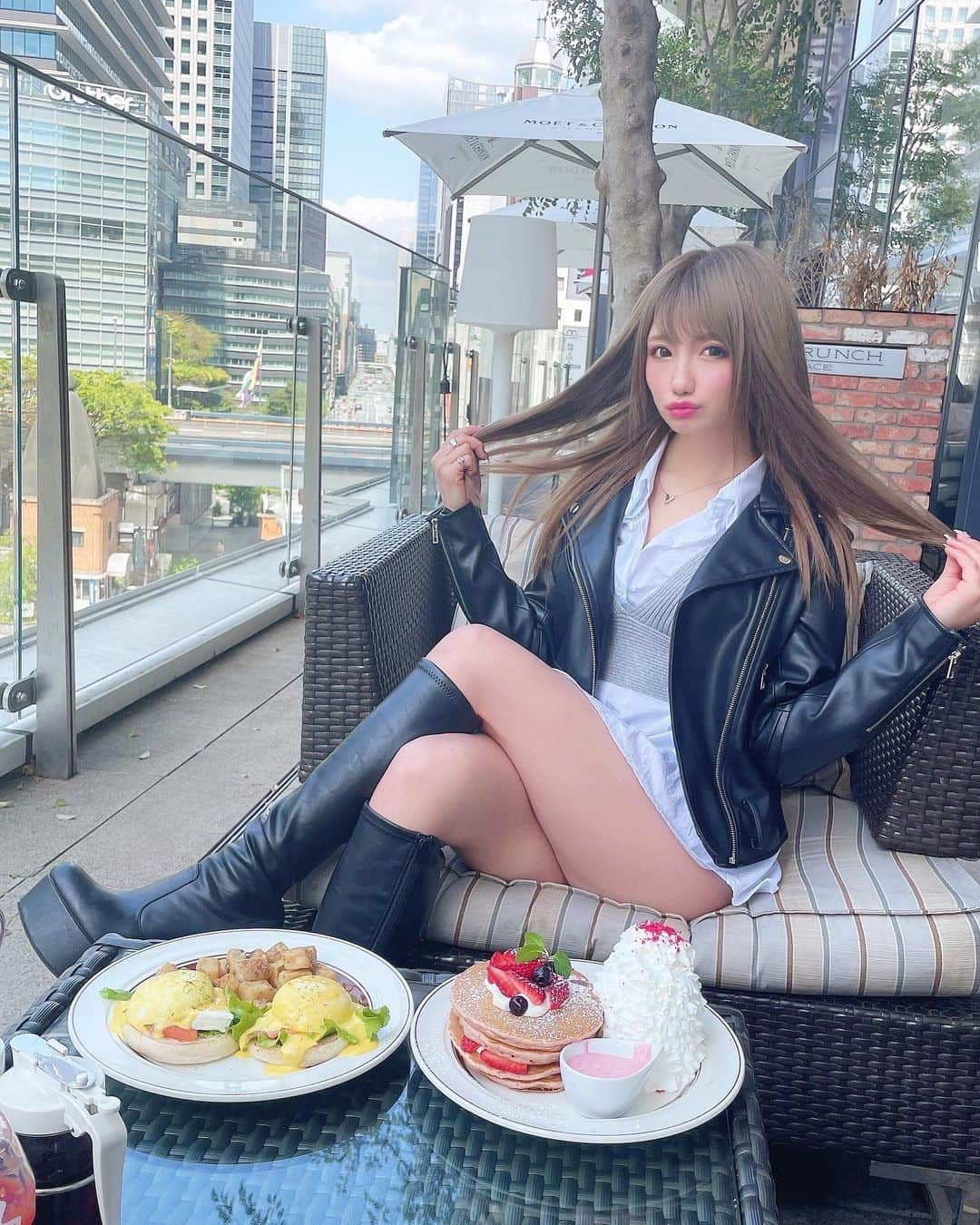 まゆぴちゅーさんのインスタグラム写真 - (まゆぴちゅーInstagram)「久々のEggs'n Things🌴🌺🥞💓💓  銀座店のテラス席でlunchしたよん🍴♡  季節限定のエッグベネディクト(サーモンとクリチ♡) と苺のミルククリームパンケーキ🥞🍓💓💓  さいっっこうでしたぁぁぁぁあ🥺🥺♡♡♡  かっちゃん @k17e01_15 と久々に☺️🌼 * * * #eggsnthings #エッグスンシングス #エッグスシングス  #パンケーキ #パンケーキ部 #エッグベネディクト #銀座カフェ #銀座ランチ #銀座グルメ #東京グルメ #東京グルメ巡り #都内カフェ #東京カフェ巡り #東京カフェ部 #テラス席  #テラス席があるお店 #テラスランチ #ライダースジャケット #ライダースコーデ  #厚底ブーツ #カフェコーデ #ビジョビ」4月16日 20時47分 - mayu_03pichu