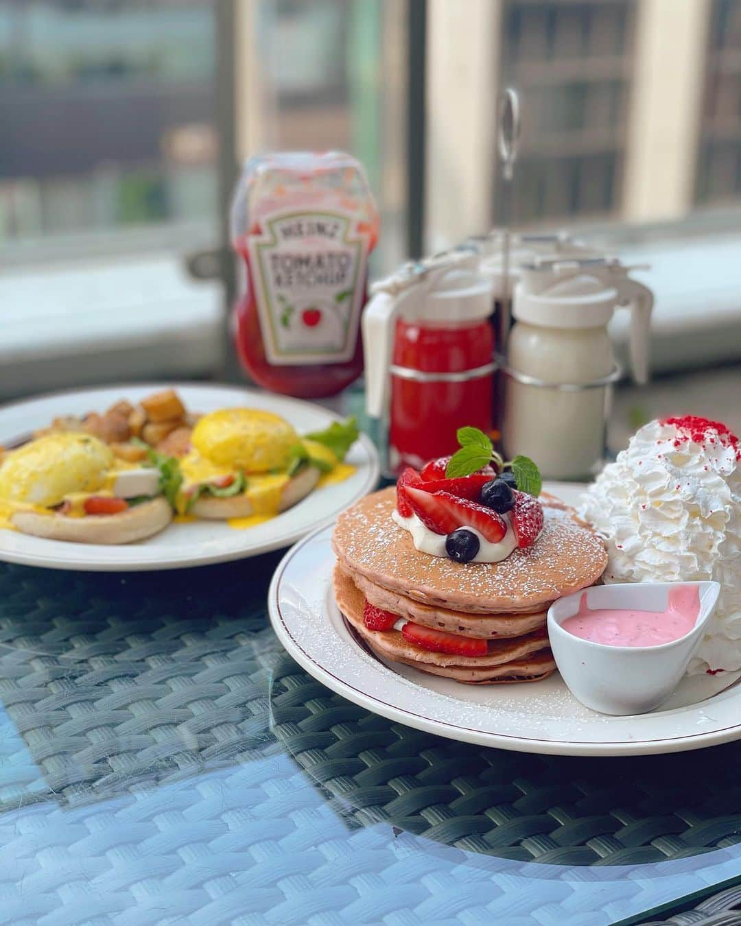 まゆぴちゅーさんのインスタグラム写真 - (まゆぴちゅーInstagram)「久々のEggs'n Things🌴🌺🥞💓💓  銀座店のテラス席でlunchしたよん🍴♡  季節限定のエッグベネディクト(サーモンとクリチ♡) と苺のミルククリームパンケーキ🥞🍓💓💓  さいっっこうでしたぁぁぁぁあ🥺🥺♡♡♡  かっちゃん @k17e01_15 と久々に☺️🌼 * * * #eggsnthings #エッグスンシングス #エッグスシングス  #パンケーキ #パンケーキ部 #エッグベネディクト #銀座カフェ #銀座ランチ #銀座グルメ #東京グルメ #東京グルメ巡り #都内カフェ #東京カフェ巡り #東京カフェ部 #テラス席  #テラス席があるお店 #テラスランチ #ライダースジャケット #ライダースコーデ  #厚底ブーツ #カフェコーデ #ビジョビ」4月16日 20時47分 - mayu_03pichu