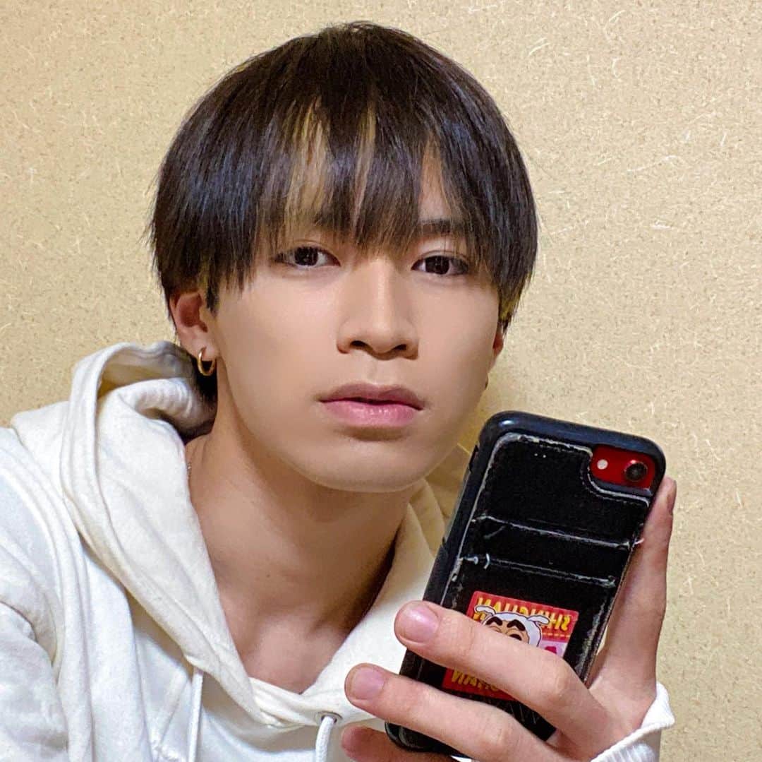 のインスタグラム：「なにみてんの？？？ . . .」