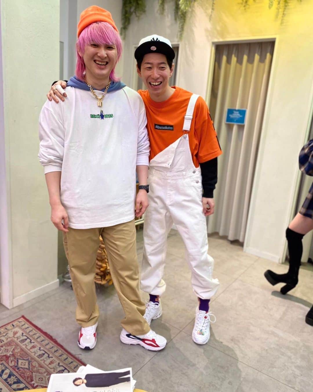 まえっさんのインスタグラム：「ねおちゃんに全身フルコーデ組んでもらいました😆  #全身コーデ企画楽しかった #これで竹下通り歩くのは無理 #ねおちゃんのセンスすごい #ねおちゃんありがとう #なぜかみんなに笑われました #オーバーオール初めて着た #ネクステの撮影は笑いが絶えない」