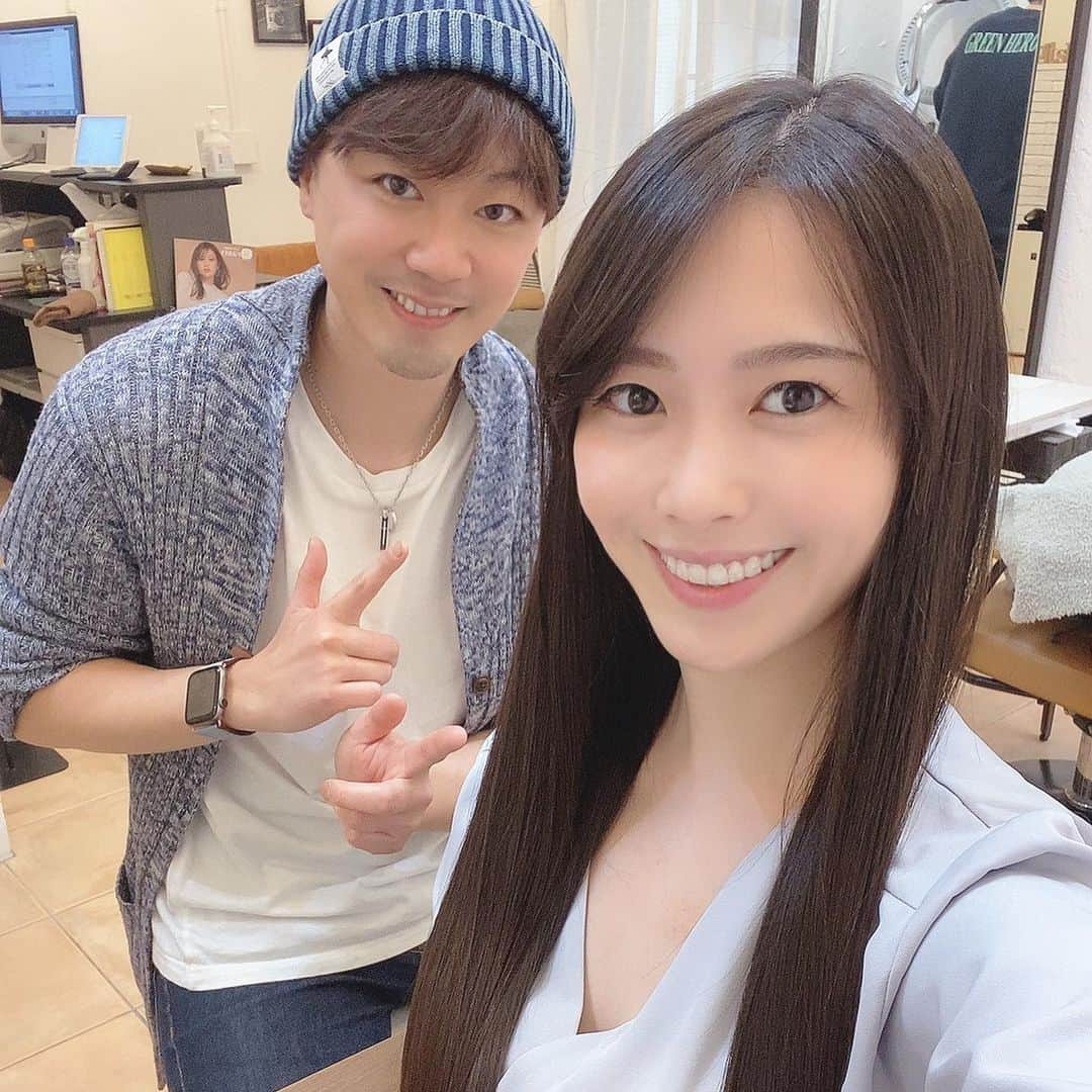 のインスタグラム：「とても感動している！！！ 何故ならば  ここのトリートメントが最強だった🤯 私美容室には一年に1.２回くらいしか行かないんですよ、 自分で言うのもなんですが、割と髪質はいい方で 美容室のトリートメントしても正直あまり変化がなかったんですよね🤔  なんだけど！！ 髪の毛が綺麗なまりえさんに教えてもらったこの美容室に期待せず行ったら…（失礼）  ちょっと本当に凄かったよ！！！笑 スクロールして見てみてください！！  2枚目がbefore 3枚目がafter  #WプラチナR.Hasヒト幹細胞トリートメント っていうトリートメントなんですけど  ツヤとアホ毛の広がり具合が全然違くないですか！？ 写真じゃ分からない触り心地も、本当にシルクそのものでした！！  ステマとか思われるかもしれないけど、本当に感動したのでこれは是非共有したくて。笑  #accomplish のトリートメントは髪質、ダメージに合わせて割合いと配合を変えているそうです！  確かにトリートメントによってベタついてしまう時や変化を感じられない事ばかりだったので、オーダーメイドトリートメントって感じで凄く効果を感じられた！  月一とかで３-4回くらいやったら本当に見違えるほど変わるそう！一回でもこの仕上がりなのに！  担当の美容師さんは @minecolla_yuさん😊 腕次第で同じトリートメントでも仕上がりが全然違うらしい！  私今おしりまで髪の毛あるから手入れ大変だったので久しぶりにこんなにプリプリな髪の毛になって嬉しや🥺  あ、因みに光の加減で色が違く見えるけど、髪の毛は染めてないですよ！  @accomplish_salon @minecolla_yu  #ミネコラ #ミネコラトリートメント#水素トリートメント#髪質改善トリートメント#人幹細胞 #アールハス#髪質改変#髪質改善 #ヒト幹細胞#アコンプリッシュ #accomplish代官山 #ストレートヘア #スーパーロング #黒髪ストレート #バージンヘアー #セントフォース #フリーアナウンサー #玉木碧」