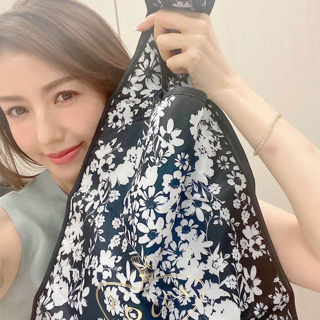 美人百花さんのインスタグラム写真 - (美人百花Instagram)「大大大好評の美人百花5月号特別付録「TOCCAのフラワーマイエコバッグ」、今回は美しすぎる美香さんのオフショットでお届け😍✨  しっかりした厚手の生地は、ノートPCなどちょっと重めのものでも安心して入れられるのはもちろん、一般的なエコバッグに比べるとハリ感があるのでくたっとならず、きれいめに持てるのも魅力❣️ モノトーンでどんなコーデにも合うから、いつでもどんなときでも、持った姿がサマになるはず😘  ぜひぜひ通勤やおでかけの相棒としてゲットしてくださいね☺️  #美人百花 #tocca #toccalavender #エコバッグ #付録 #美香 さん」4月16日 20時49分 - bijinhyakka