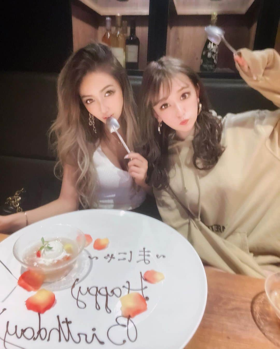 鈴木愛美さんのインスタグラム写真 - (鈴木愛美Instagram)「💓🎂💓🎂💓🎂💓🎂💓 . たらふく食べた後 Birthdayプレートまで出てきて 最高に幸せだったぁあー🙈❤️💕 . 食べ過ぎてめっちゃ苦しかったのに デザートまで超美味しくて ペロっと完食致しました🤤ww← . 最後にマジックまで披露して貰って マジックでBirthday祝い🥂🎉 までして貰ったよっ😭💓 このマジックがまじですごかったの!!! . @ushimitsu_ebisuhonten 様 本当にありがとうございました♡ そして、全て用意してくれた 私が1番尊敬してて1番信用できる @atsushi_art_tattoo ☆✴︎゜ まじでありがとう🙇‍♀️💓✨ . めちゃくちゃ幸せな Birthday dinnerでしたっ🍾🖤 . @ryo.oikawa.six いつもありがとう♡✴︎゜ りょうちゃんと居ると まじでずっと笑ってるっ😂💕 @shipi0520 2日間お祝いしてもらっちゃった!!!! 忙しいのにありがとう♡ . . . #birthdaydinner」4月16日 20時54分 - x.manya.x