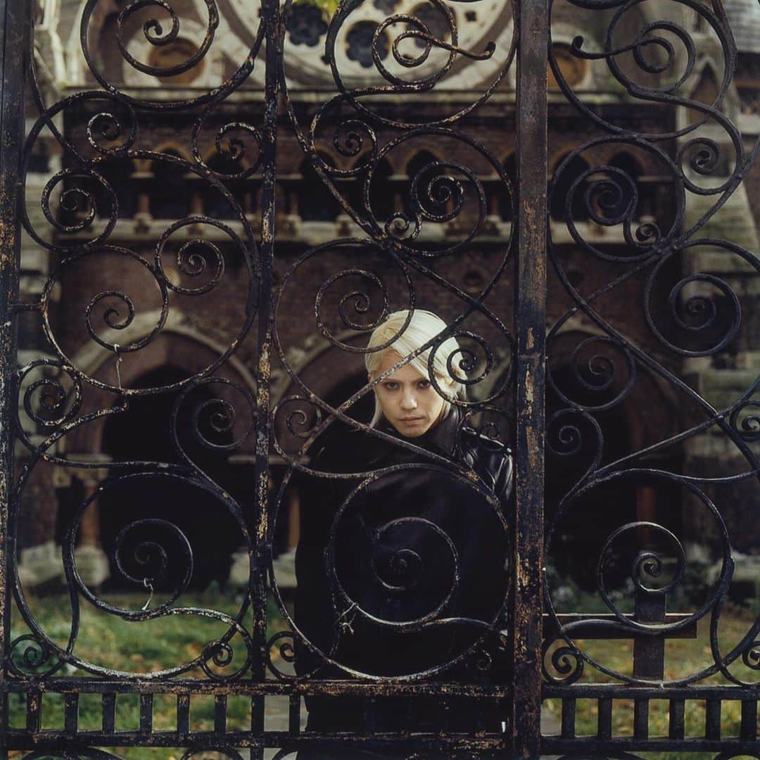 Hydeのインスタグラム：「At St. Stephen’s Church in LONDON, 2001  #HYDE #ROENTGEN2021 #london」