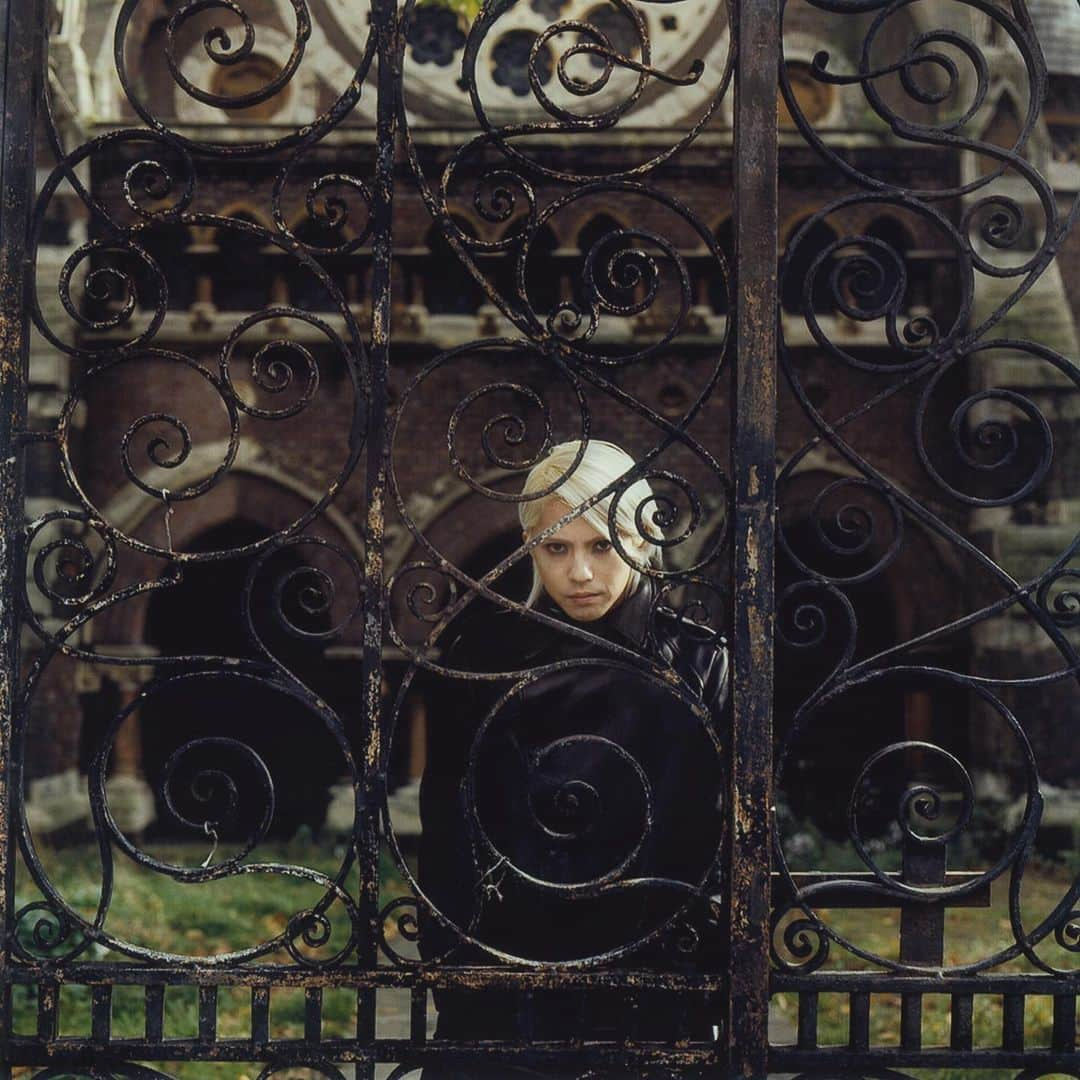 Hydeさんのインスタグラム写真 - (HydeInstagram)「At St. Stephen’s Church in LONDON, 2001  #HYDE #ROENTGEN2021 #london」4月16日 20時57分 - hydeofficial