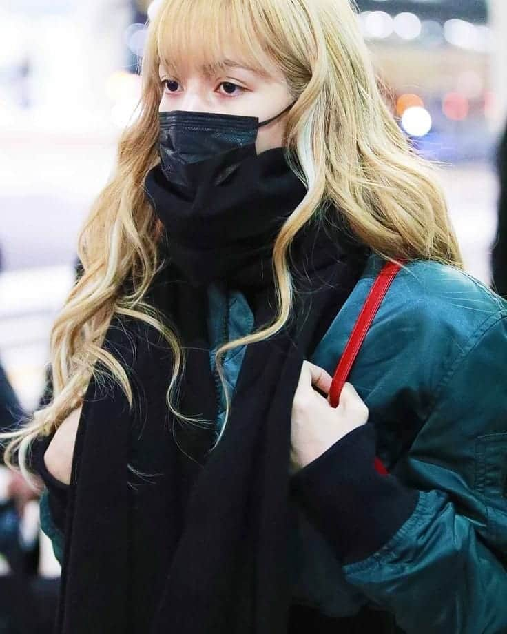 リサさんのインスタグラム写真 - (リサInstagram)「I miss lisa airport style ✈️ . . . #LISA #LALISA #리사 #블랙핑크 #BLACKPINK #LALISAMANOBAN #LALISAMANOBAL #blackpinklisa #lisablackpink」4月16日 21時08分 - lisa.blackpink