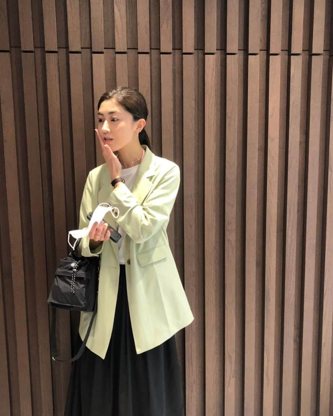 熊井友理奈さんのインスタグラム写真 - (熊井友理奈Instagram)「_  ファンデーションを塗ってもらって ツルツルになったお肌に感動してる私（顔🤣）と 好きな作品に浸ってる私。😂  1番伝えたいことは最近買ったジャケットが 春にぴったりで気に入ってるってこと🍀🤗笑  #titivate #coordinate#fashion #spring#ootd#春服#春コーデ」4月16日 21時03分 - kumai_yurina