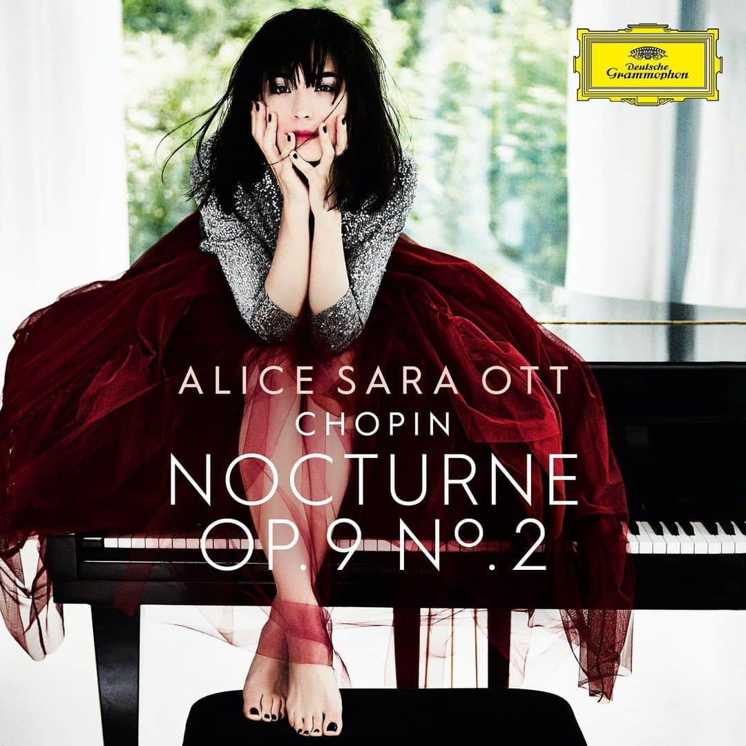 のインスタグラム：「Happy to share with you that my recording of Frederic Chopin’s Nocturne Op.9 No.2 is available now🤗  This almost waltz-like Nocturne reminds me of how memories resonate with us and at the same time it also builds a bridge between #Nightfall and my next album #EchoesOfLife  Link in bio🎵」