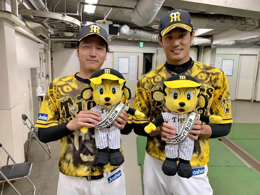 阪神タイガースさんのインスタグラム写真 - (阪神タイガースInstagram)「今日のヒーロー‼︎ 甲子園ではプロ初ホームランを放った藤浪選手とタイガースでは初ヒーロー小林選手です✨✨  #藤浪晋太郎 選手#ナイスホームラン #小林慶祐 選手#ナイスピッチング #今日のヒーロー  #阪神タイガース #挑超頂」4月16日 21時09分 - hanshintigers_official