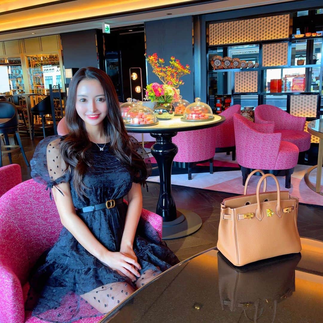神咲 麻央 / まおちゃるのインスタグラム：「FAUCHON💗 ピンクで可愛かったー😍💕 . #fauchon #fauchonhotelkyoto #pink #birkin #birkin25」