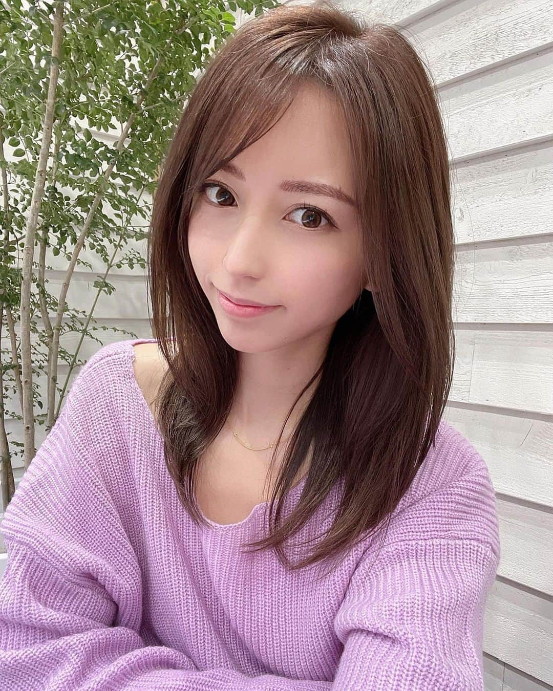 高塚みゆきさんのインスタグラム写真 - (高塚みゆきInstagram)「ストレートヘアでまだ髪切る前のでも良いかな..?🙊📸 . . . 髪メンテナンスは安定のOROで同じなんだけど 久しぶりに豊中店にお願いして行ったら エントランスが新しく変わってて😳！ . だから観葉植物🌴と一緒にそこで撮ったら 夕方頃だったのに髪色と共に綺麗に盛れたの😄👏🏻❤ . . . という写真 笑。 . .‬ . . . . #豊中 #大阪ヘアサロン #オーロ #春カラー #春ヘア #new #ヘアカラートレンド #春コーデ #ヘアカラー #springfashion #ミディアムヘア #ロングヘア #ヘアスタイル #ストレートヘア #ヘアアレンジ #レイヤーカット #春ファッション #fashion #プチプラ高見えコーデ #selfie」4月16日 21時28分 - m1yu.24