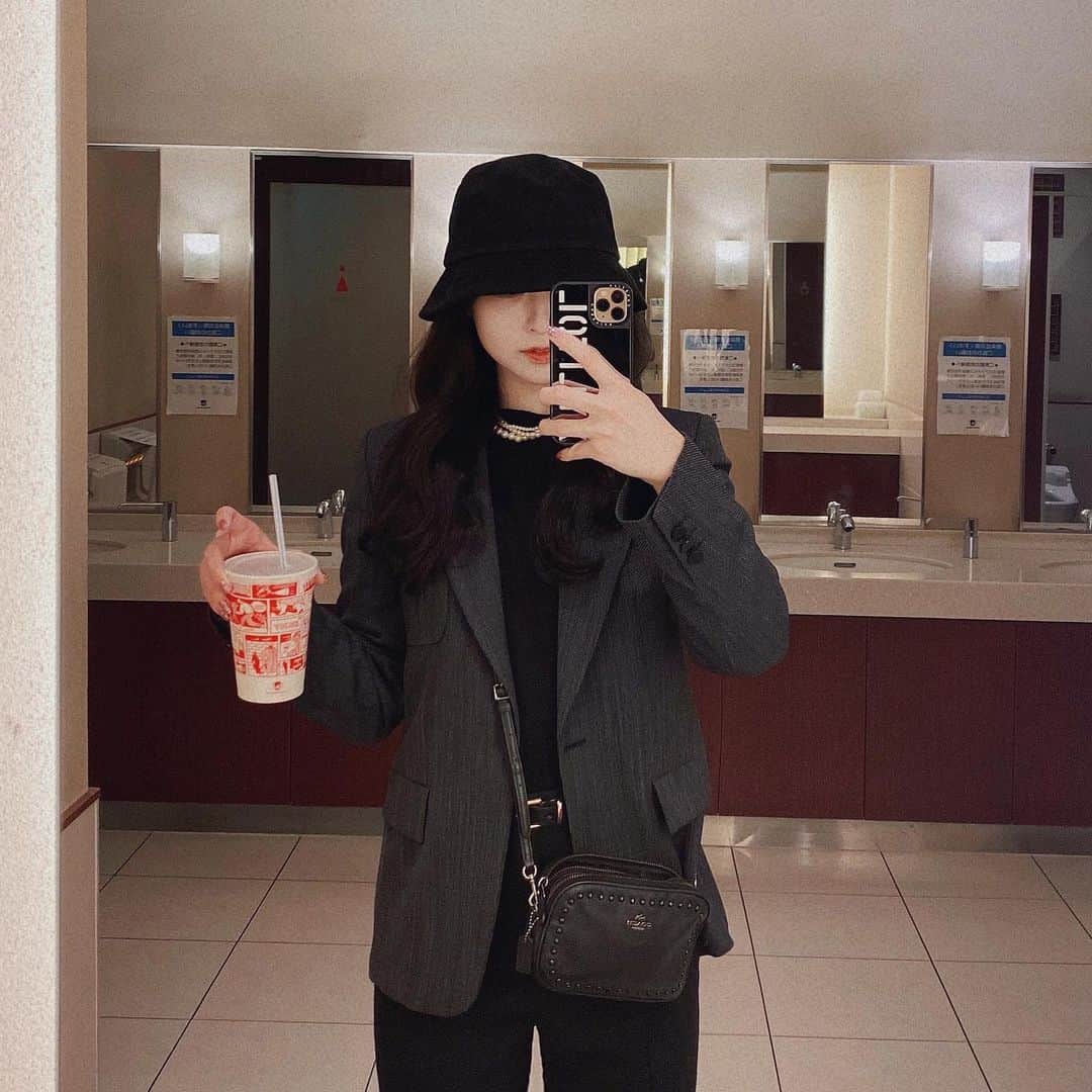 のインスタグラム：「. 映画館でお茶とか勿体ないから絶対頼みたくないけど、どうしてもお茶が飲みたくて買ってしまって、けど映画館でお茶にお金出したこと考えて序盤集中できへんかったから次からやっぱりコーラにする。ウーバーとか外食とかはあんま何も思わんのにこういうとこケチなん自分でもようわからん」