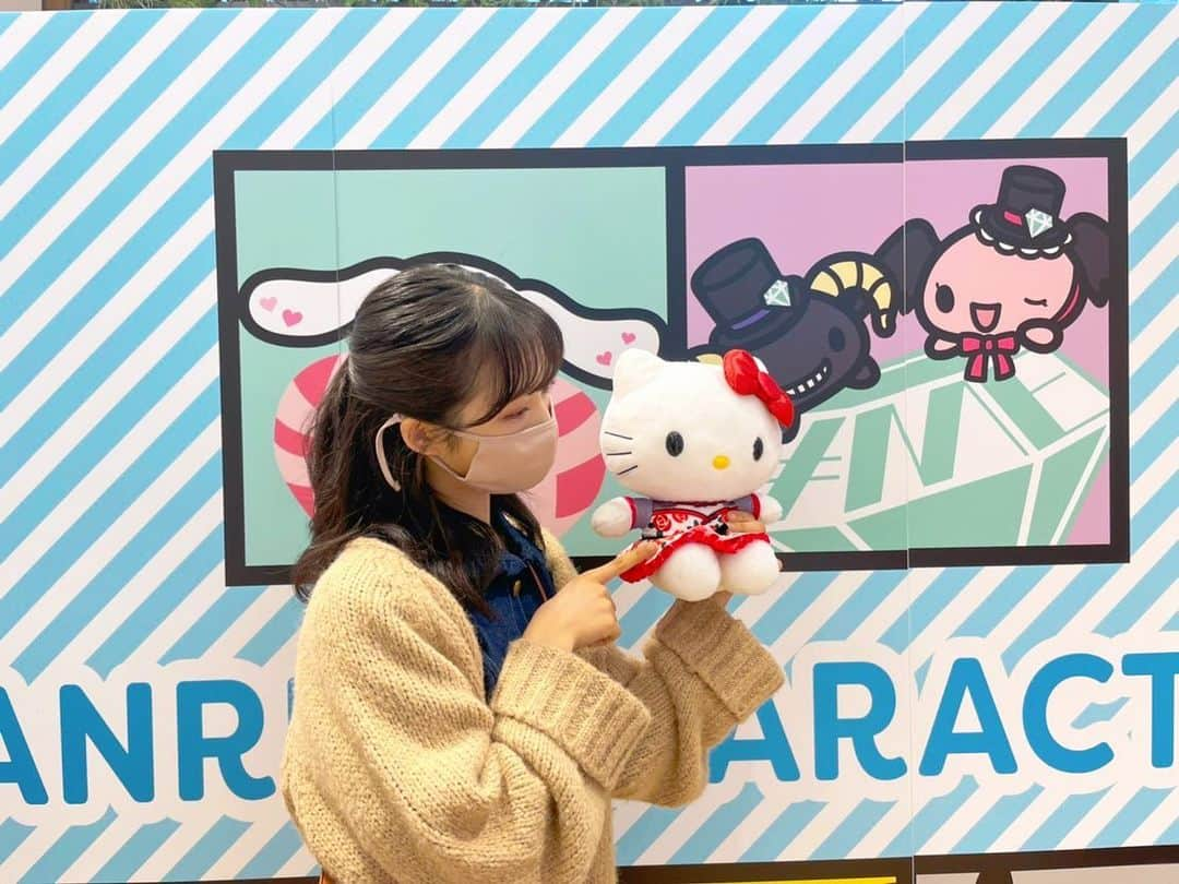 小栗有以さんのインスタグラム写真 - (小栗有以Instagram)「新宿マルイアネックスにある "サンリオキャラコラボフェス" に行ってきました~🐱🎀  AKB衣装を着たキティちゃん 可愛かったな〜♡ AKB衣装も近くで見れます！  4月19日までに 是非訪れてみてください☺️  #サンリオキャラコラボフェス #サンリオ#キティちゃん  #akbコラボ」4月16日 21時48分 - yuioguri_1226