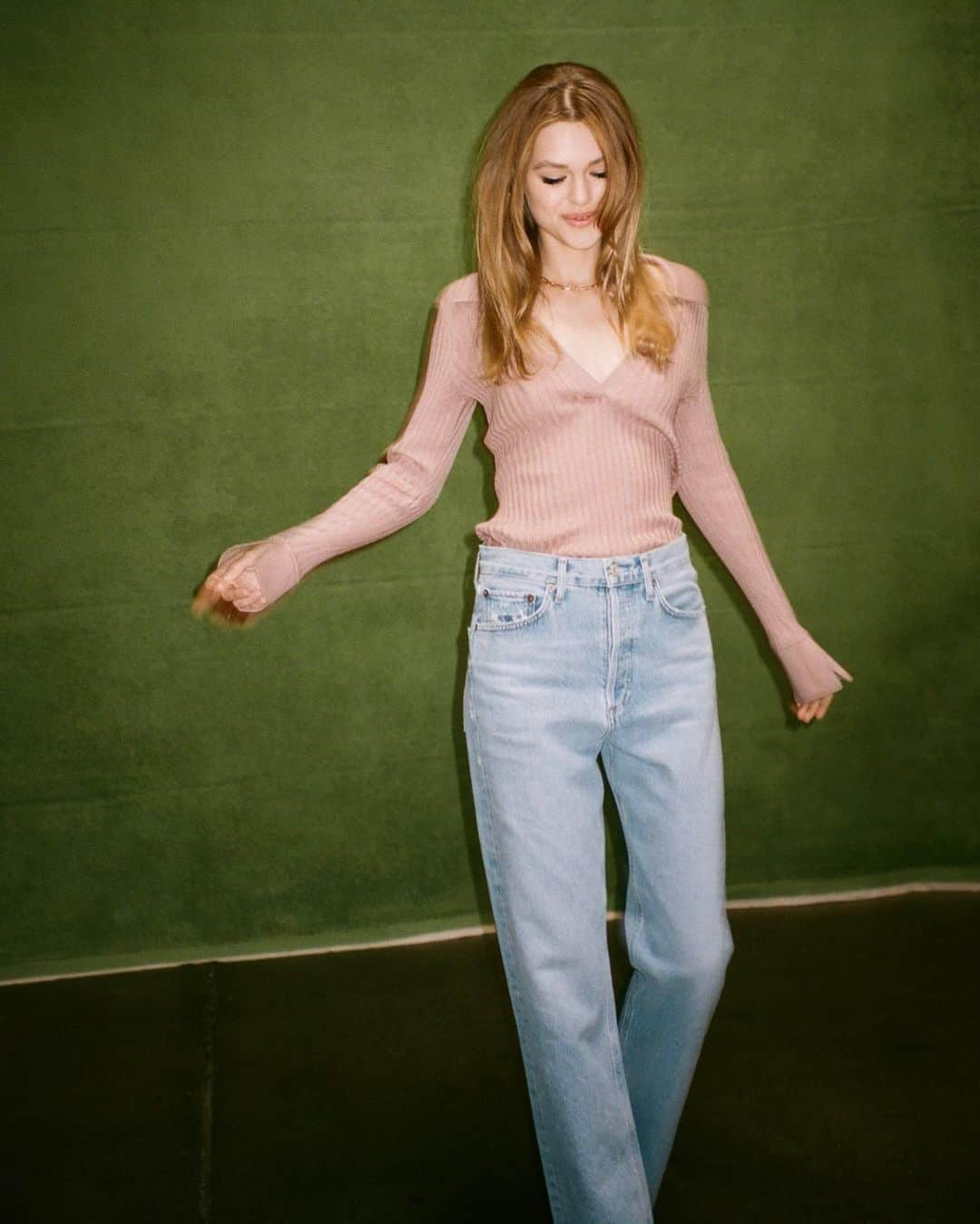 エイミー・ソングさんのインスタグラム写真 - (エイミー・ソングInstagram)「A combo you can’t go wrong with: the Annikah Sweater, your favorite denim + the Gelato Heel. Trust us.」4月16日 22時00分 - songofstyle