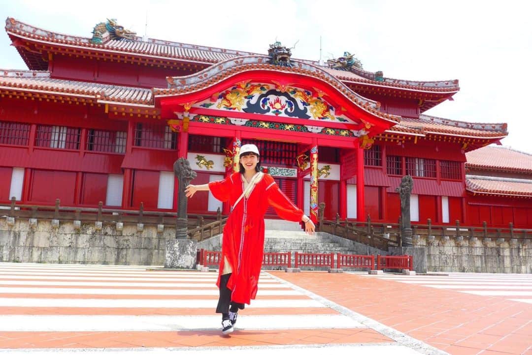 岩井七世のインスタグラム：「2年前の今日は首里城にいたとスマホが知らせてくれた。お腹いっぱいだったのに、このあと沖縄そば食べた気がする。恋しい🌺」