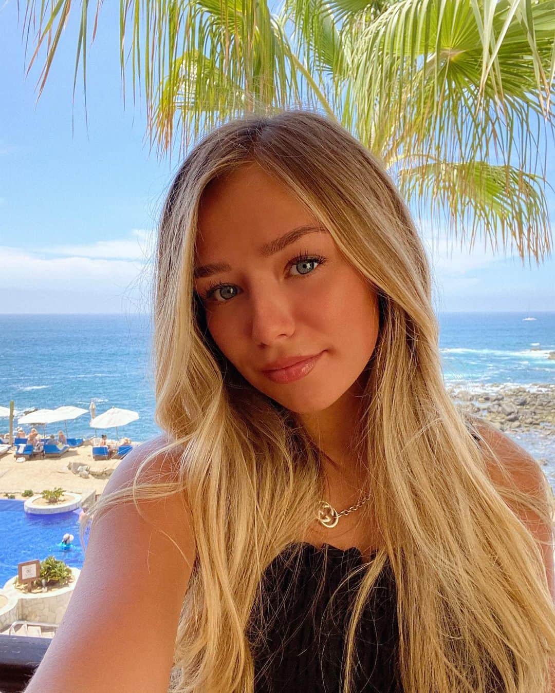 コニー・タルボットのインスタグラム：「Nice hat 🌴」
