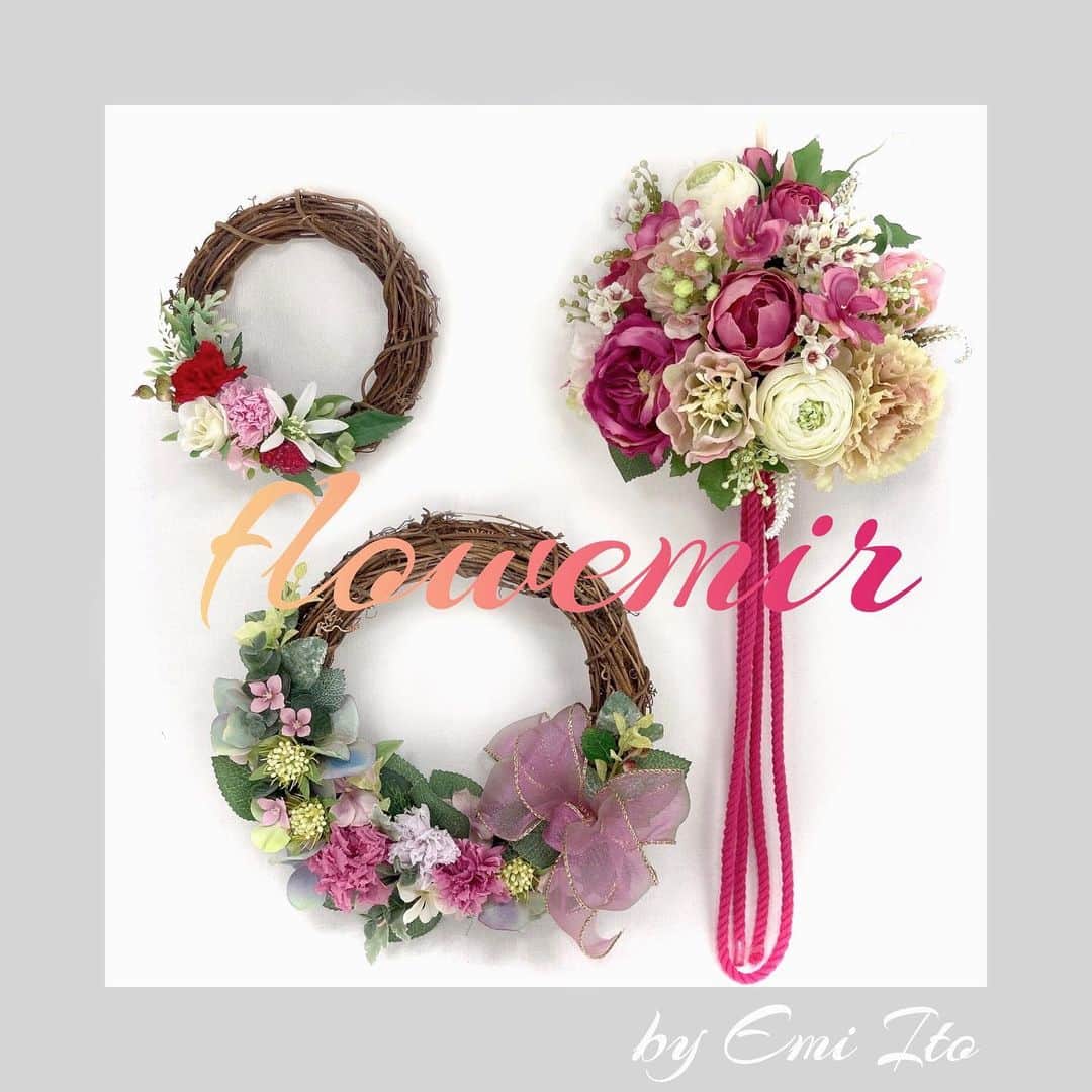 のインスタグラム：「私がデザインを手がけるプリザーブド＆アートフラワーのwebショップ、『flowemir（フローエミール）』。母の日が近づいているのでカーネーションを使ったアレンジメントを本日発売💐最近の自分時間を全てこの子たちに注ぎました（笑）離れて暮らすお母様の元にも、心を込めてお届けしますよ🎁もちろん母の日以外にも。いろんな用途でお使いいただけるよう、小さなリース以外はさりげないカーネーション使いを意識しました😌  『flowemir（フローエミール）』→http://flowemir.theshop.jp/」
